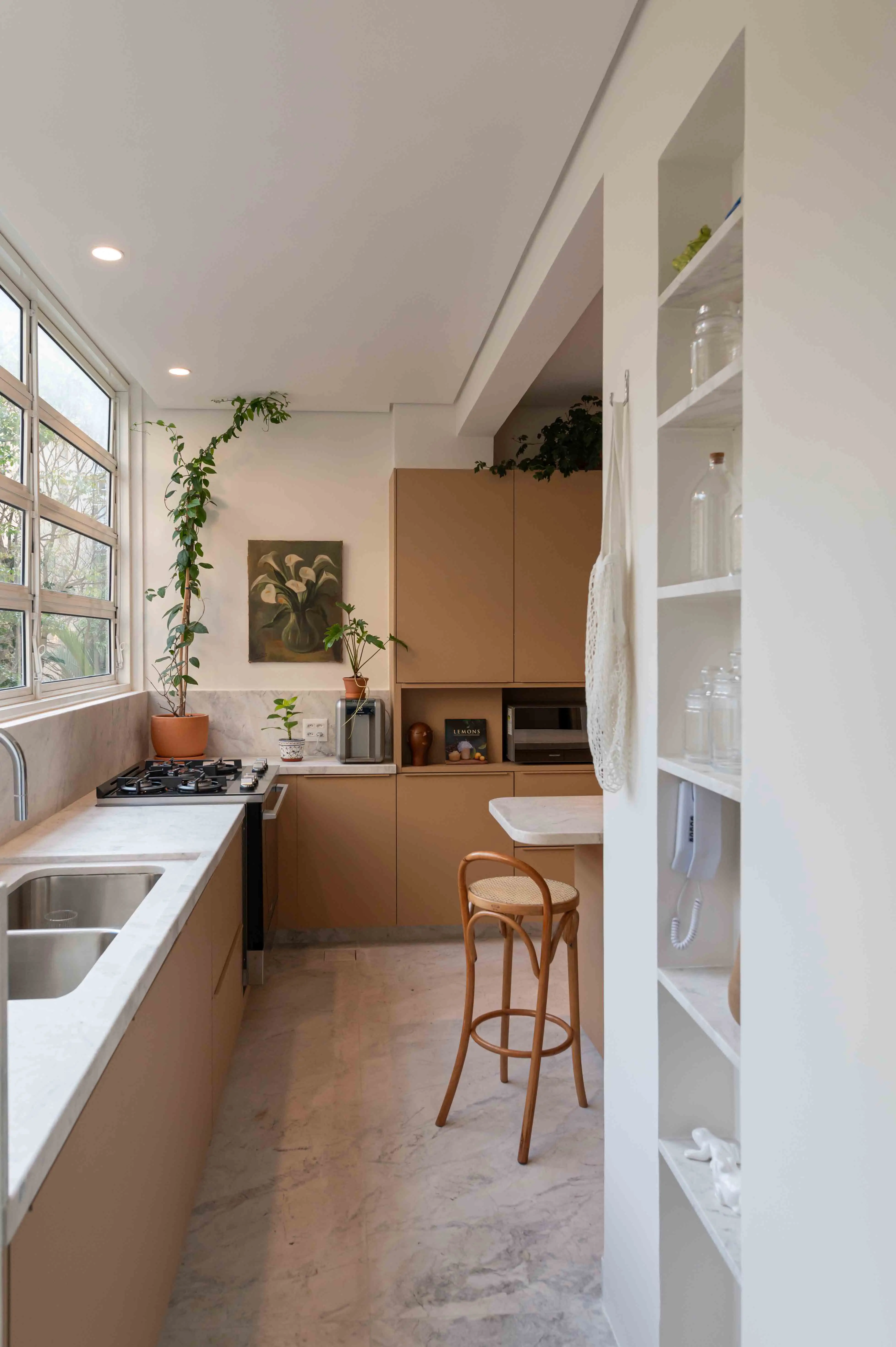 anastassiadis-retrofit-higienopolis-banho-piso-parede-nicho-lavatorio-marmore-branco-parana-argento-levigado-di-marmore--3--(4)-copiar