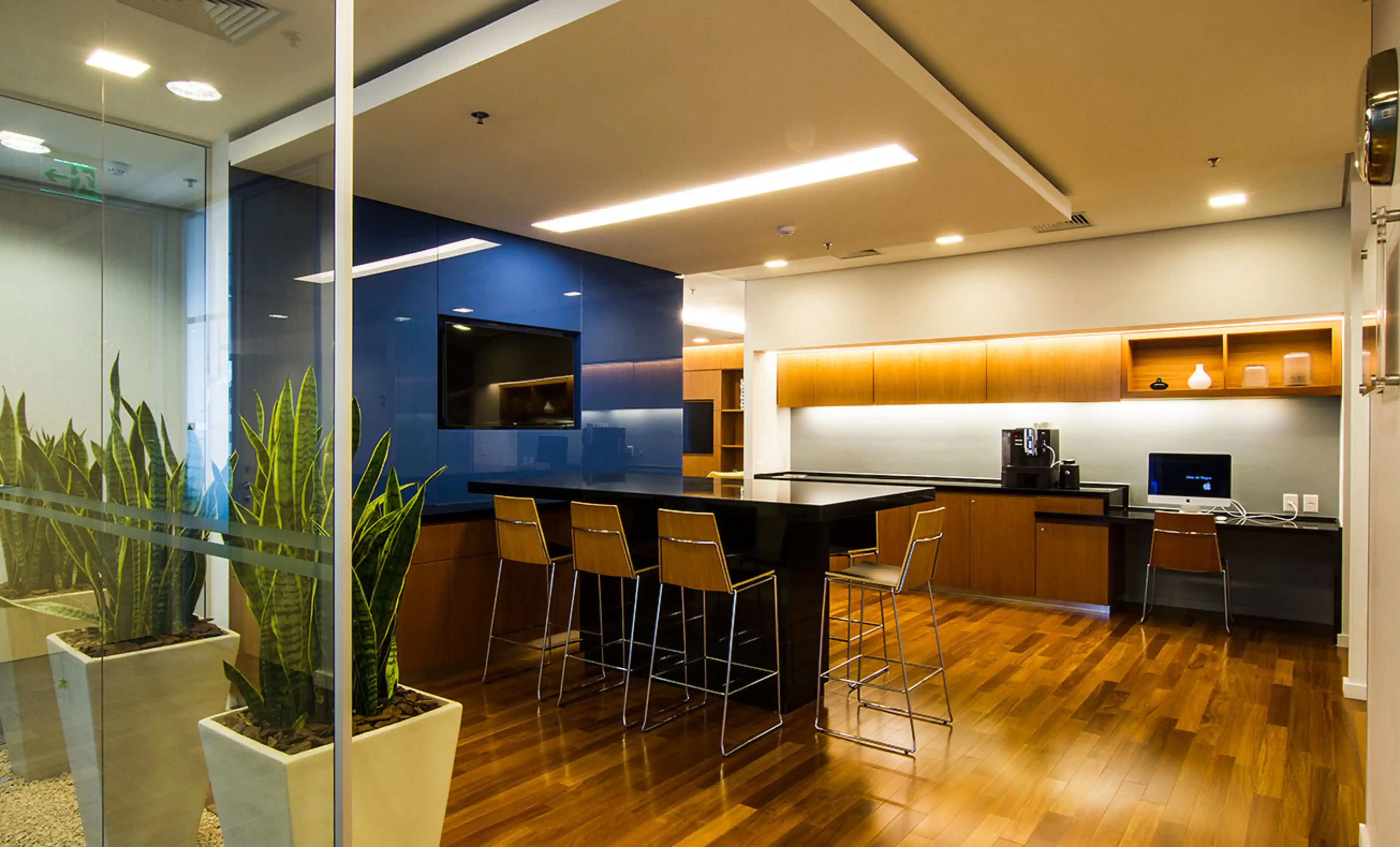 athie-wohnrath-regus-5-balcao-bancada-granito-preto-sao-gabriel-di-marmore-copiar