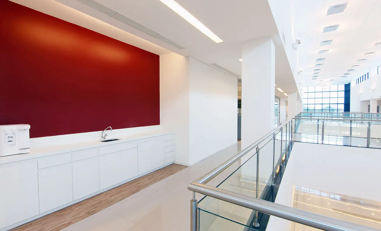 aw-construcoes-baker-hughes-03parede-travertino-romano-bancada-marmoglass-white-di-marmore-copiar