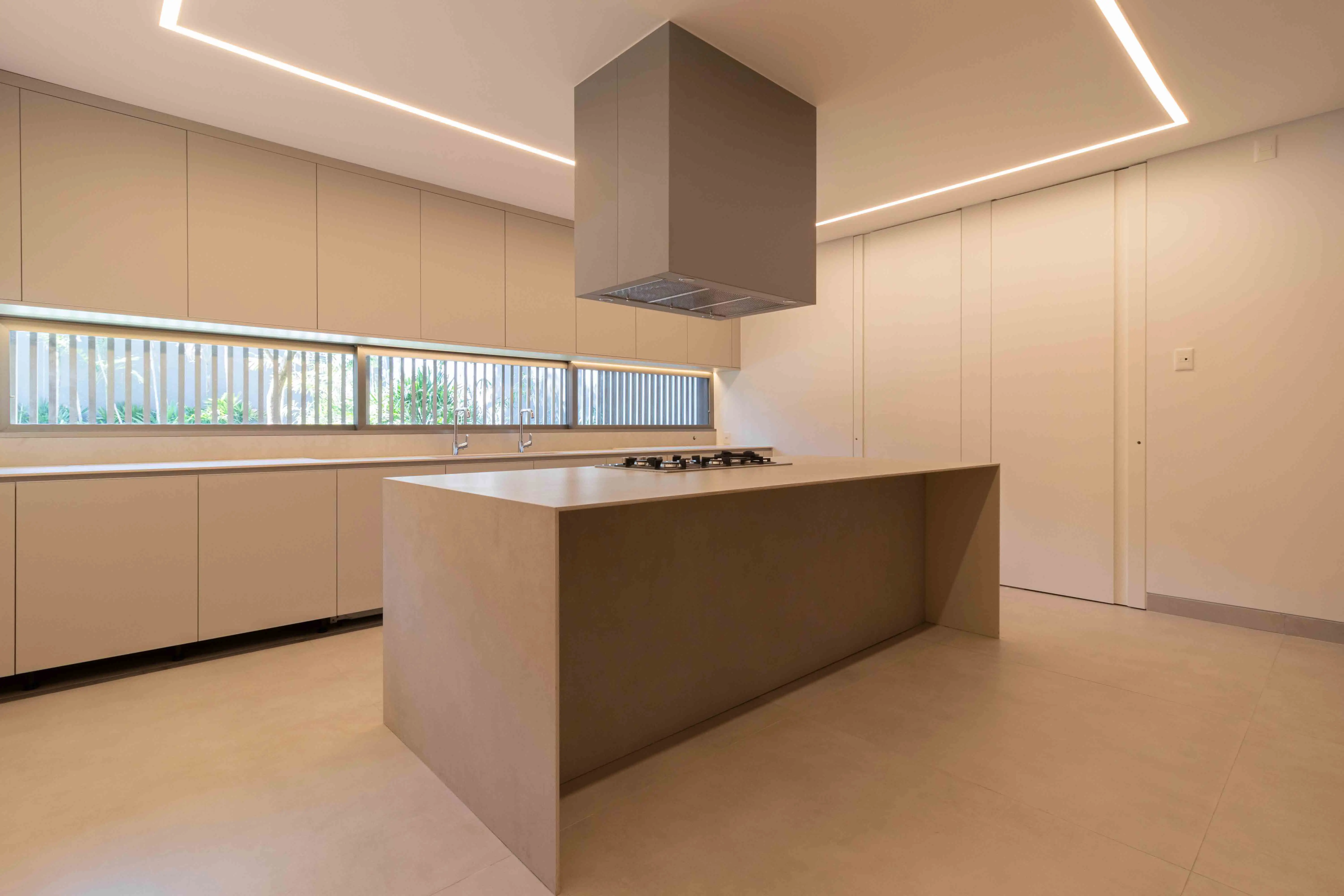 jacobsen-arquitetura-schwarts-engenharia-gourmet-piso-soculo-bancada-limestone-mont-dore-levigado-di-marmore-copiar