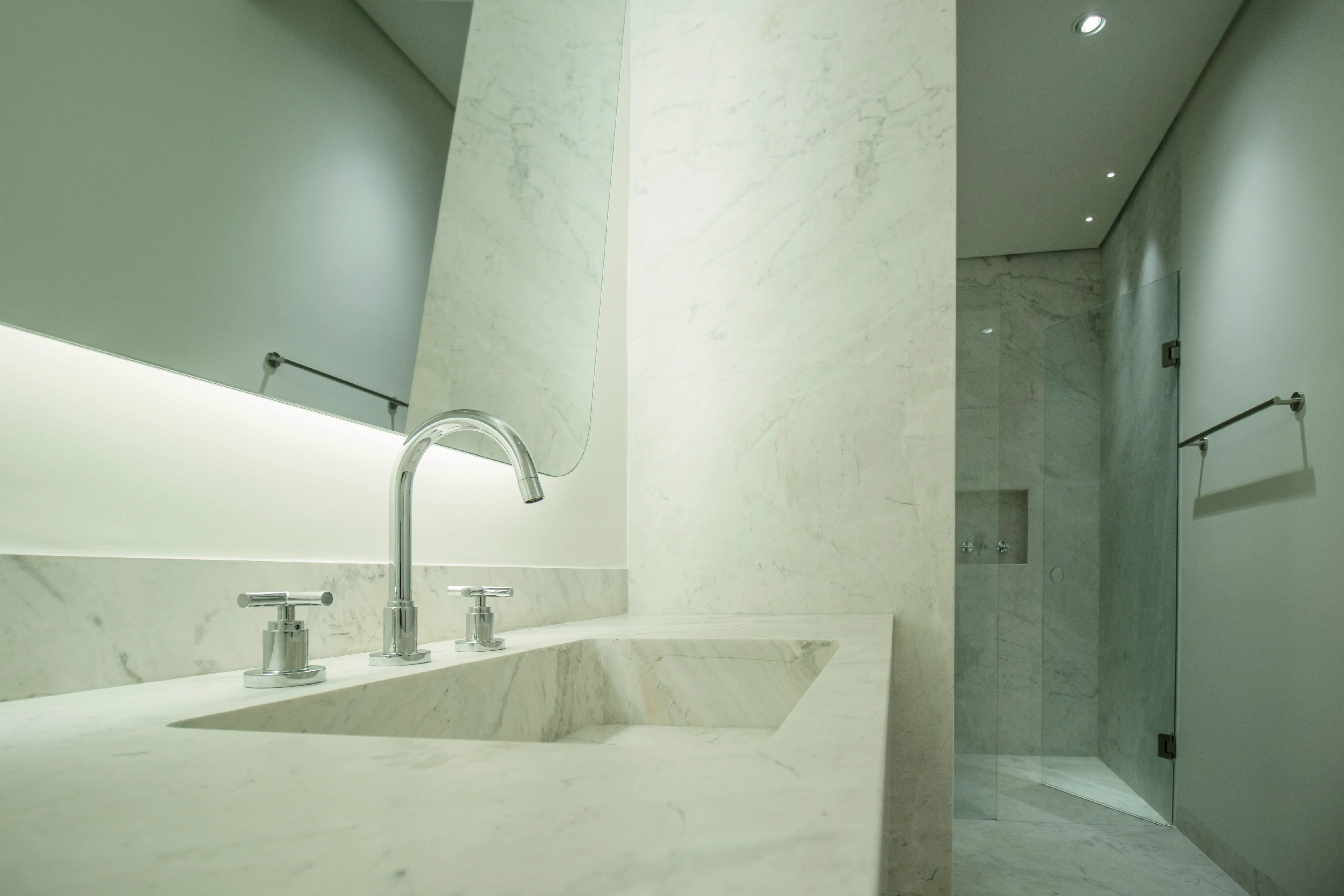 anastassiadis-retrofit-higienopolis-banho-piso-parede-nicho-lavatorio-marmore-branco-parana-argento-levigado-di-marmore-5-copiar