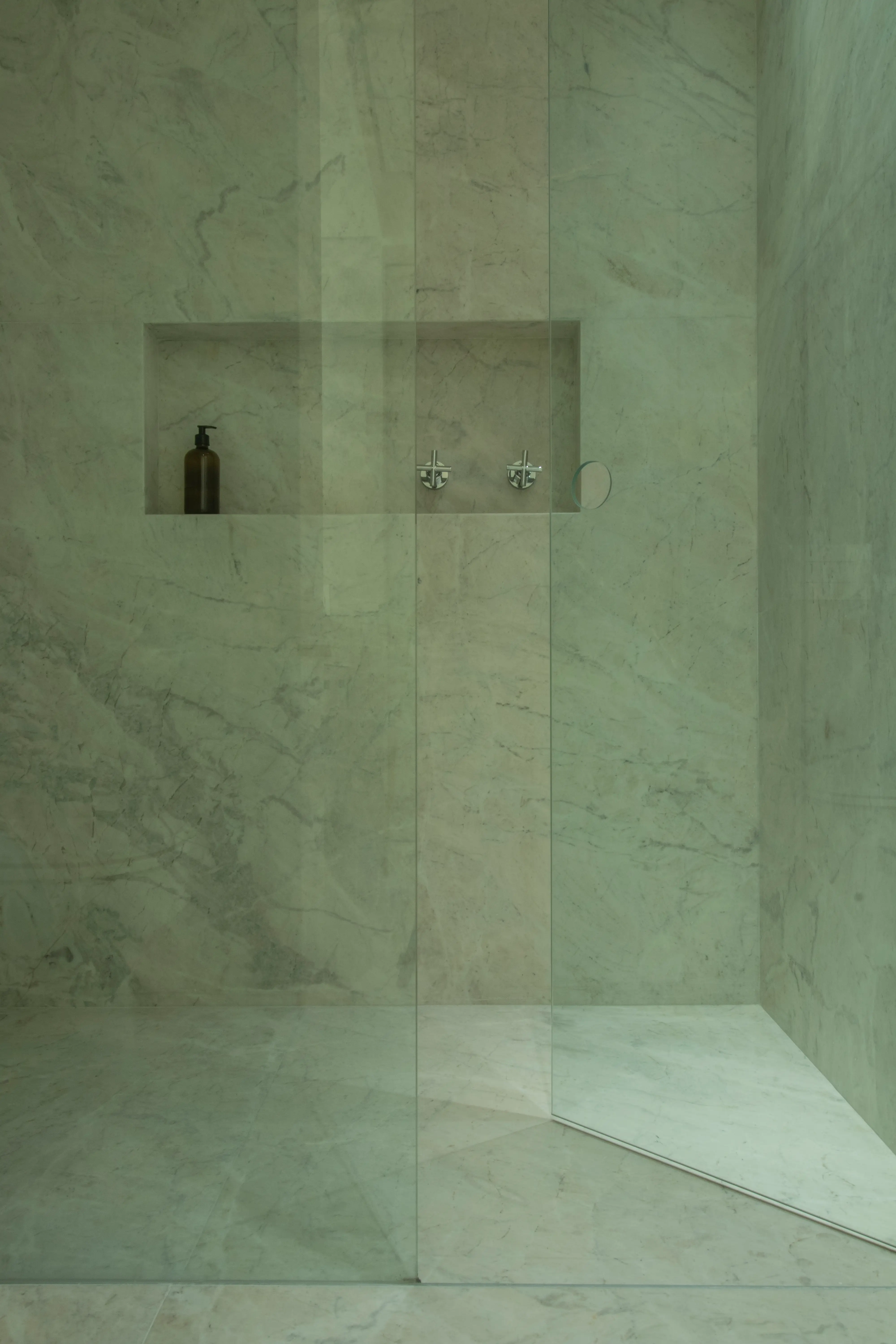 anastassiadis-retrofit-higienopolis-banho-piso-parede-nicho-lavatorio-marmore-branco-parana-argento-levigado-di-marmore-7-copiar
