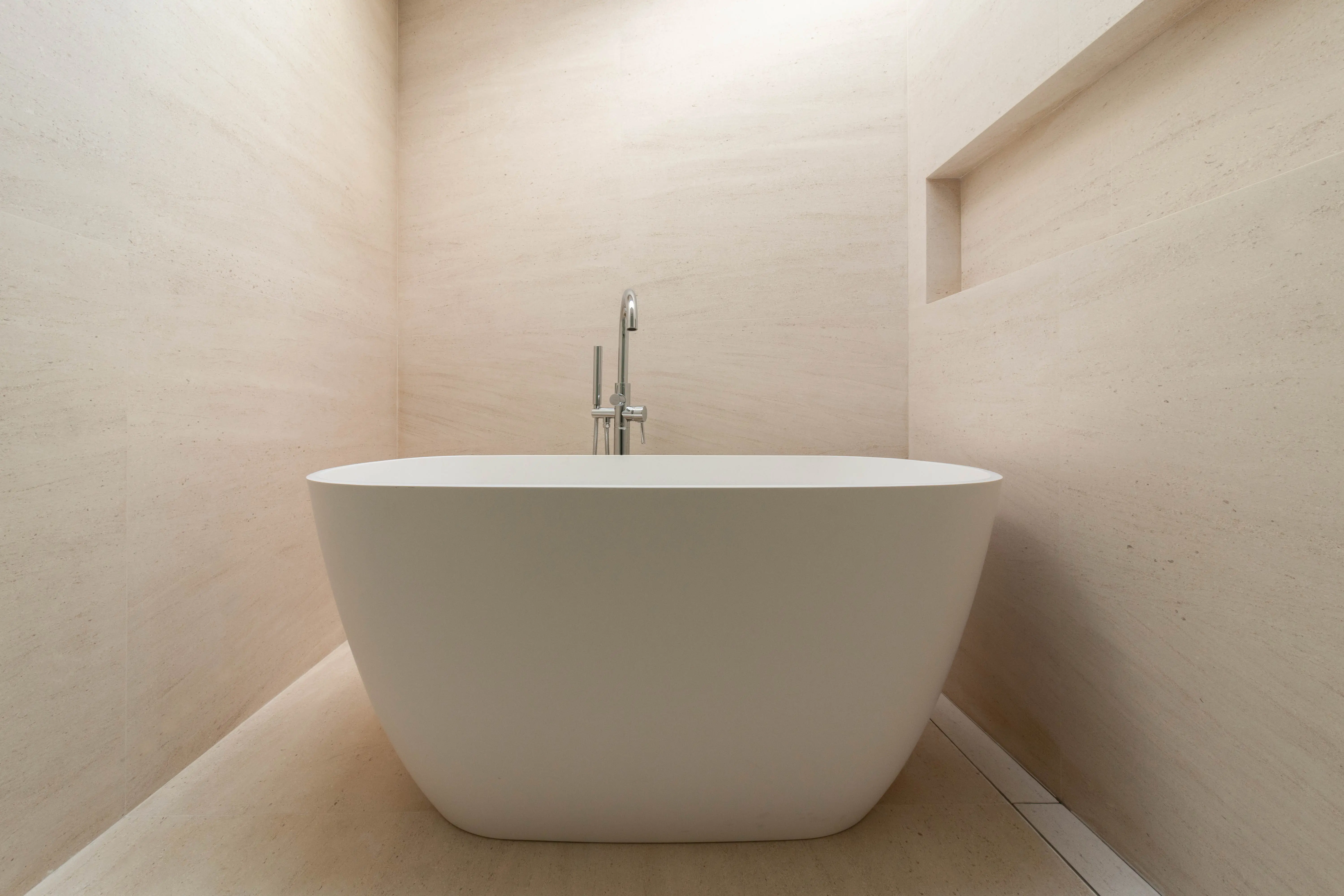 jacobsen-arquitetura-schwarts-engenharia-rua-espanha-banho-parede-nicho-limestoone-moont-dore-levigado-di-marmore--copiar