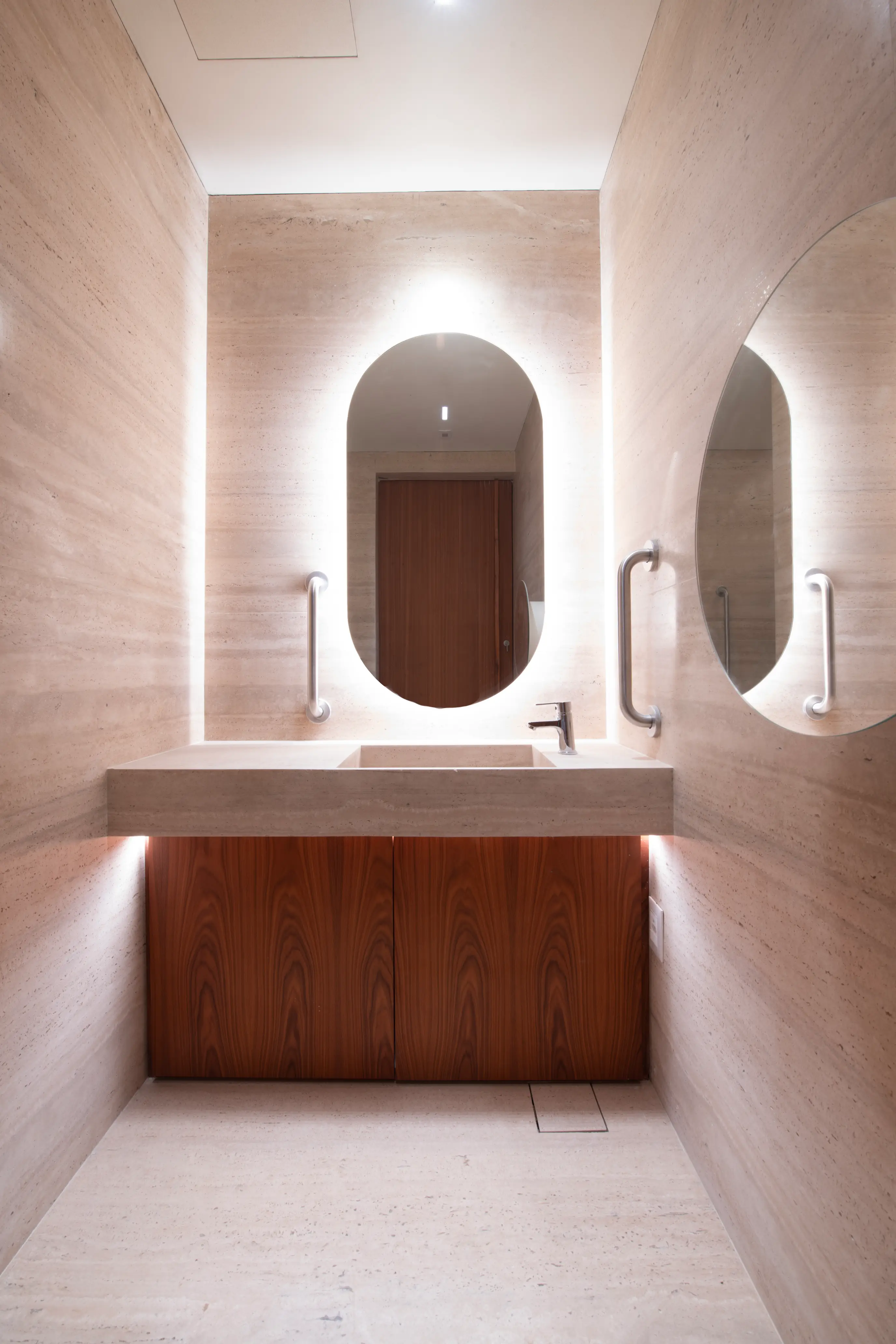 perkinswill-saeng-btg-pactual-terminal-luxo-wc-lavatorio--cuba-moldada-piso-paginado-travertino-romano-di-marmore--copiar