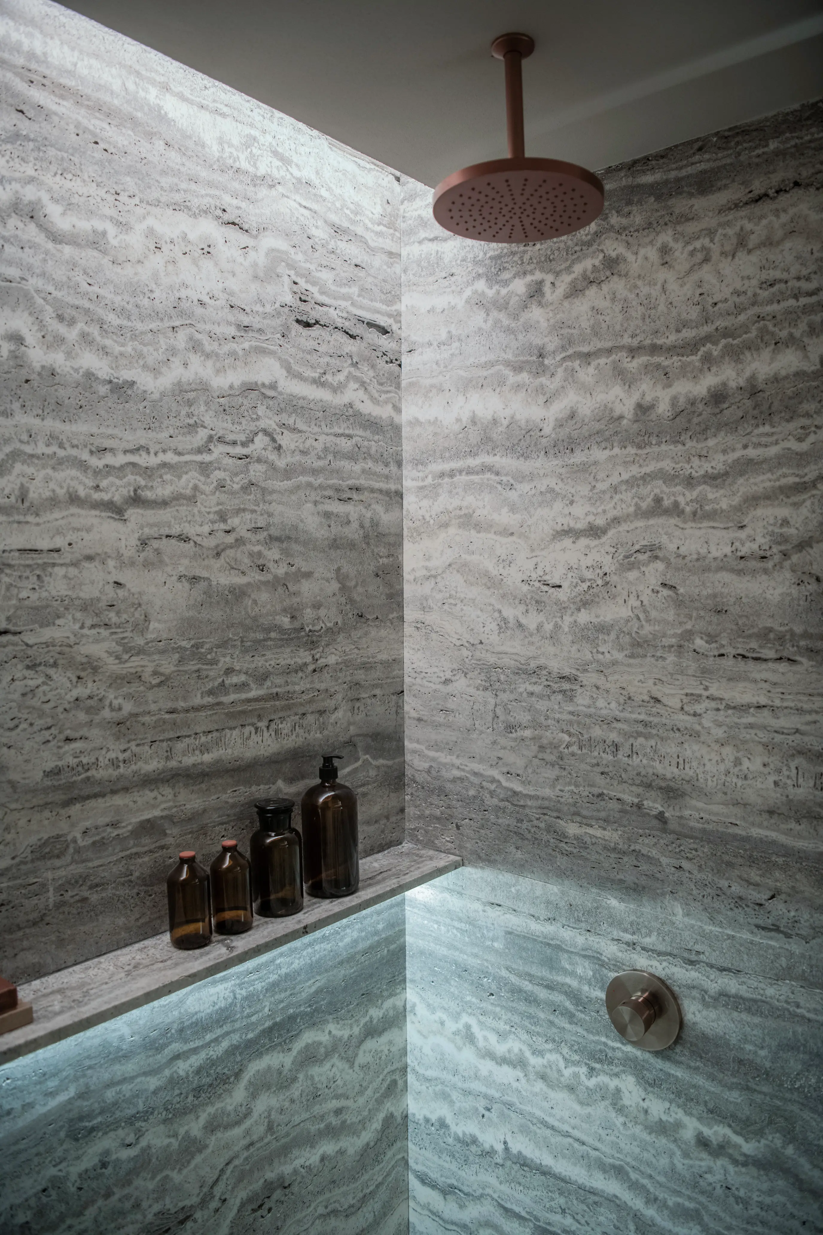 studio-mk27-ideazarvos-banho-lavatorio-cuba-montada-prateleira-nicho-piso-parede-travertino-silver-bruto-levigado-di-marmore-4-copiar
