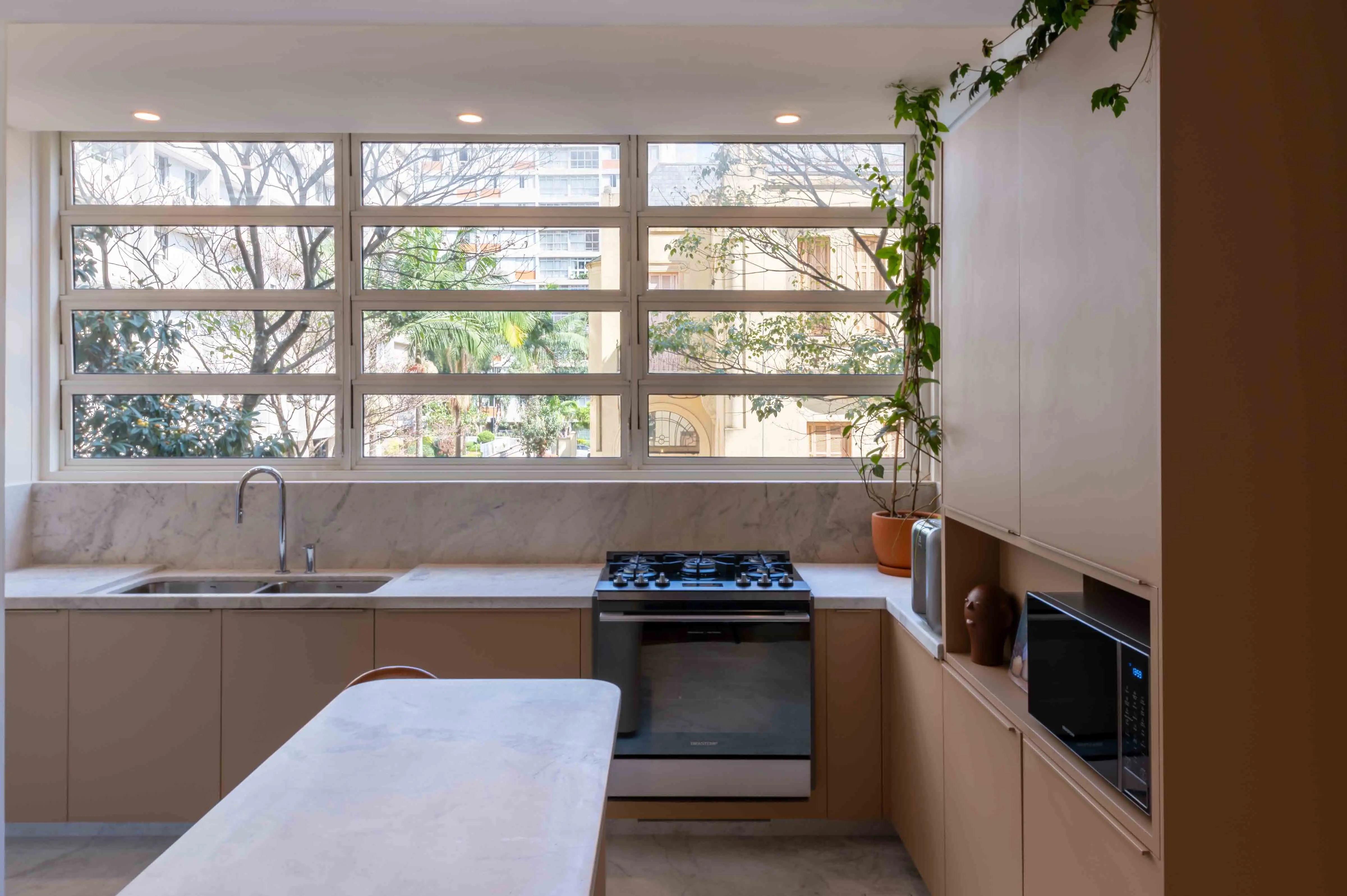 anastassiadis-retrofit-higienopolis-banho-piso-parede-nicho-lavatorio-marmore-branco-parana-argento-levigado-di-marmore--3--(1)-copiar