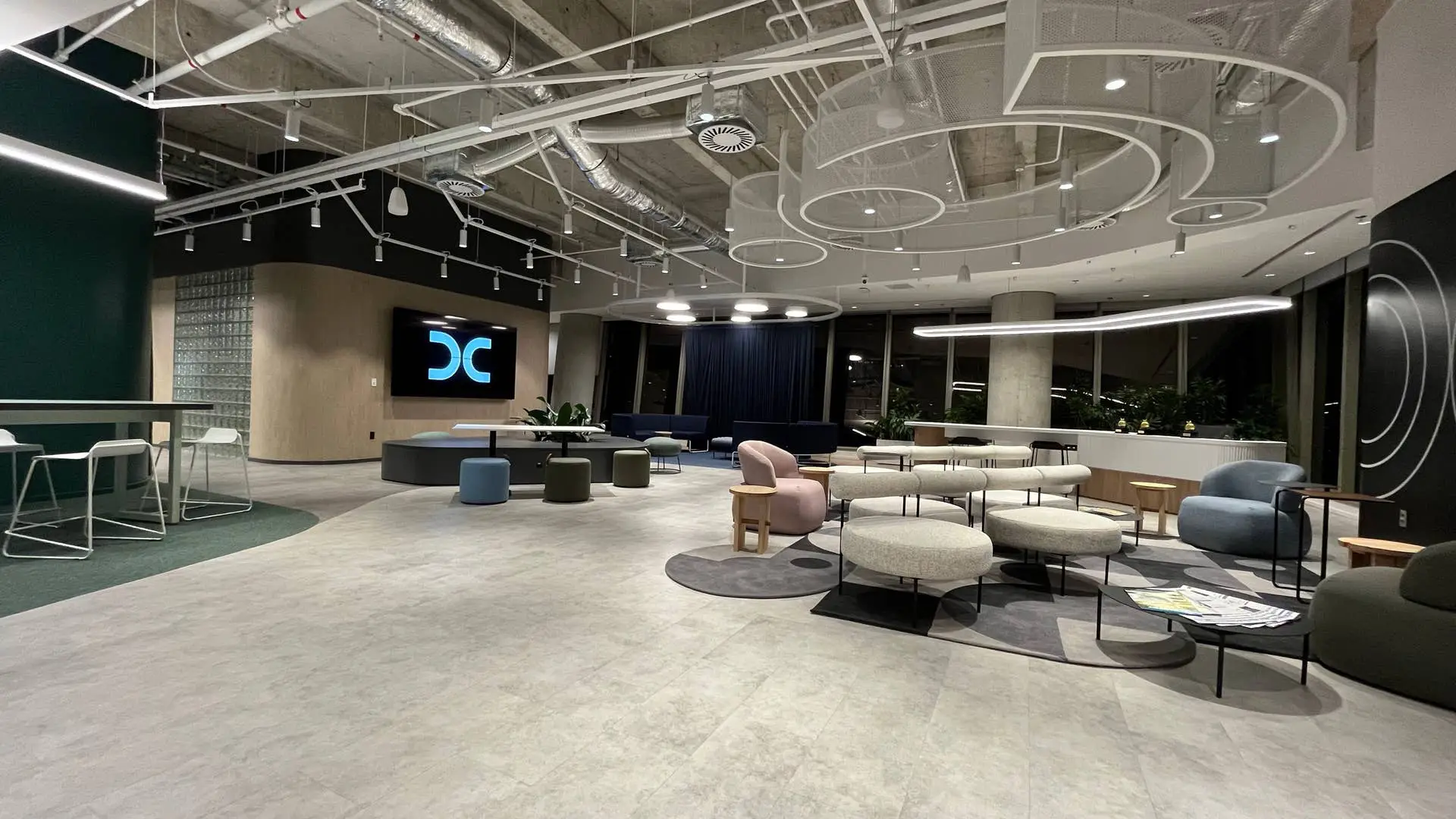 athie-wohnrath-dentsu-faria-lima-plaza-9-piso-neolith-fusion-concrete-taupe-di-marmore-copiar