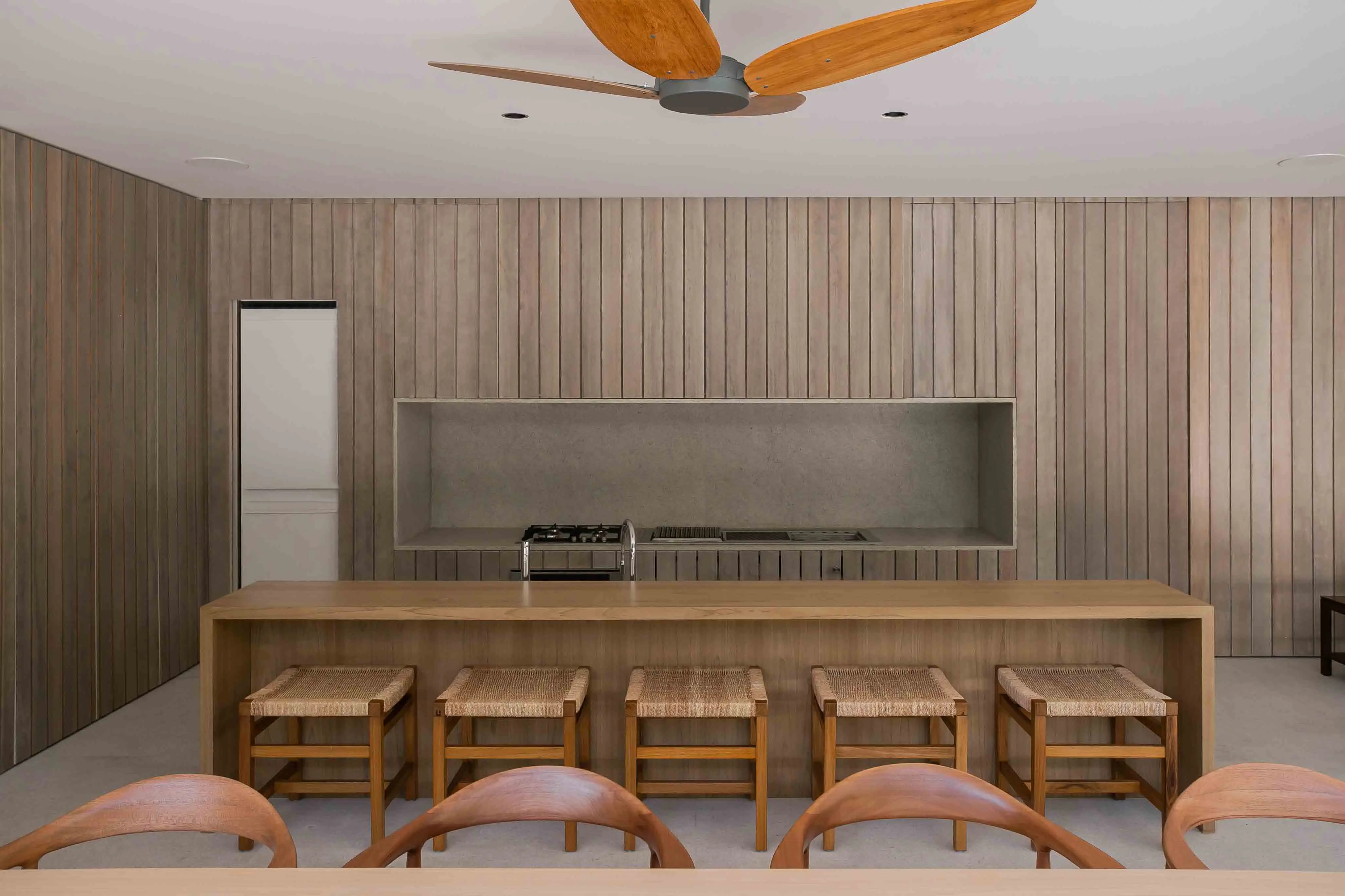jacobsen-arquitetura-sigla-construtora-gourmet-piso-granito-branco-siena-escovado-balcao-tampo-pia-quartzo-cinza-clean-di-marmore-copiar