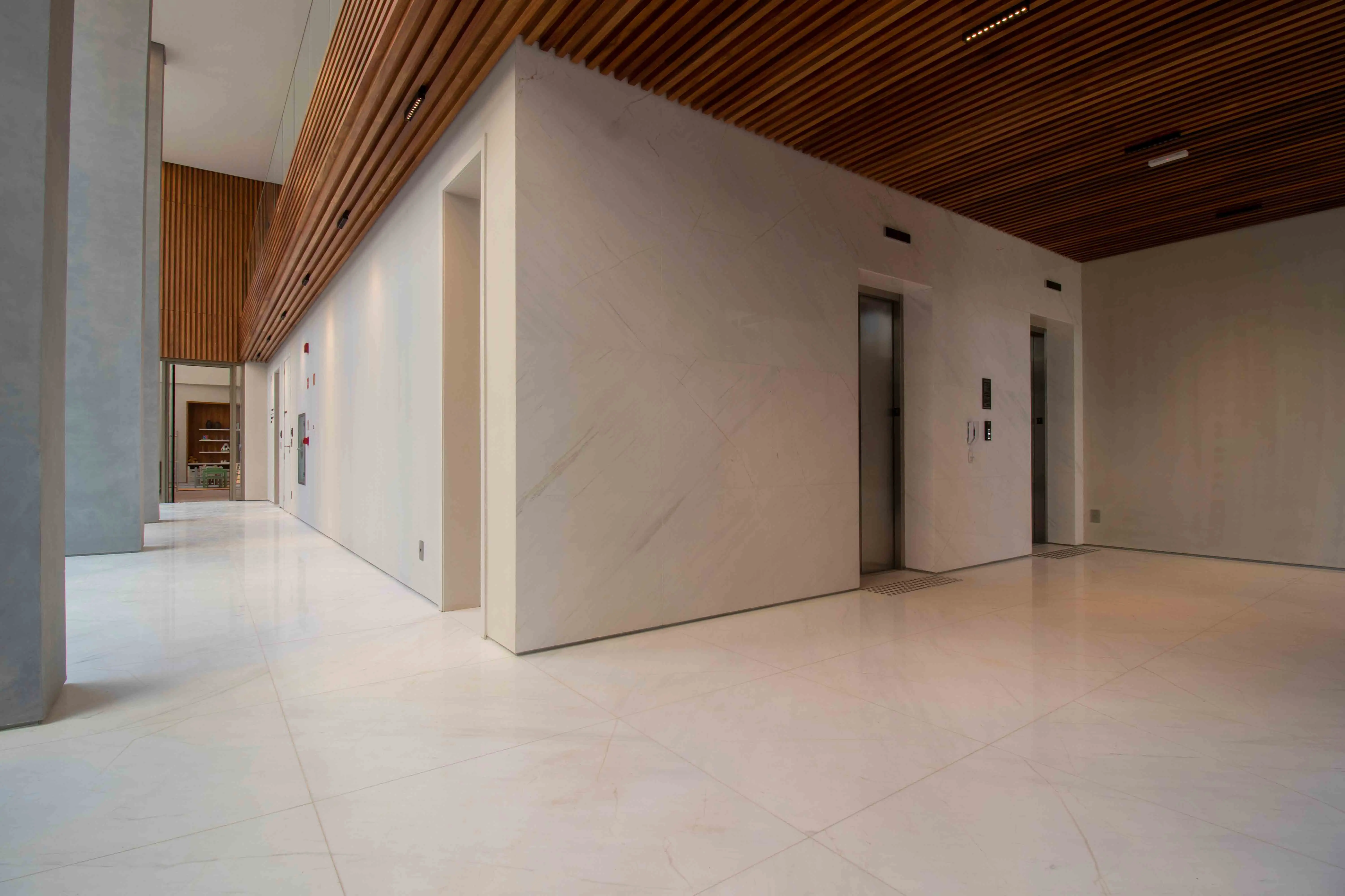 incorporadora-benx-the-frame-elevador-piso-marmore-branco-pigues--di-marmore-copiar