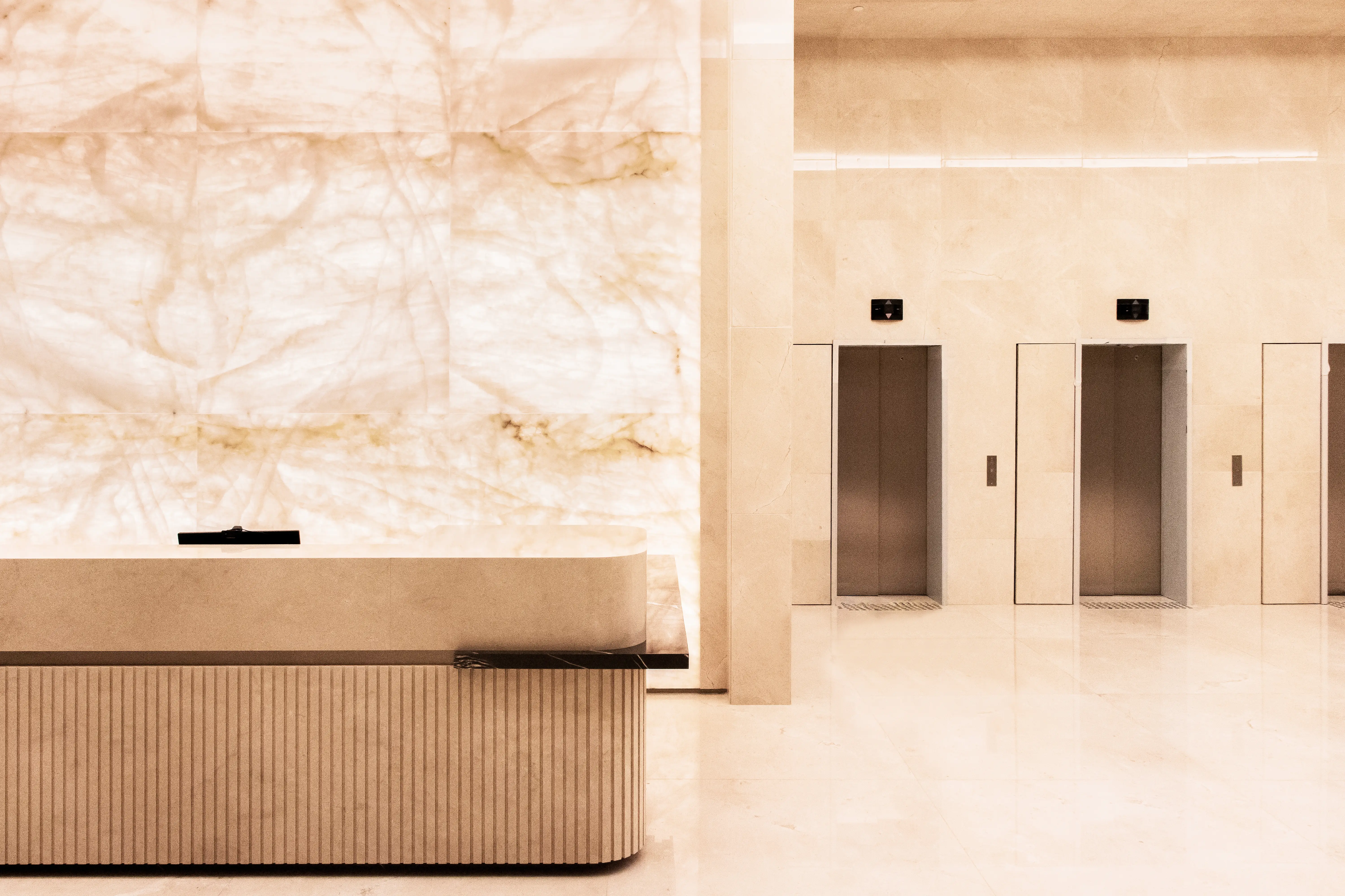 jk-iguatemi-7-piso-parede-teto-elevadores-balcao-fachetado-marmore-crema-marfil-parede-painel-retroiluminado-onix-branco-copiar - Copia