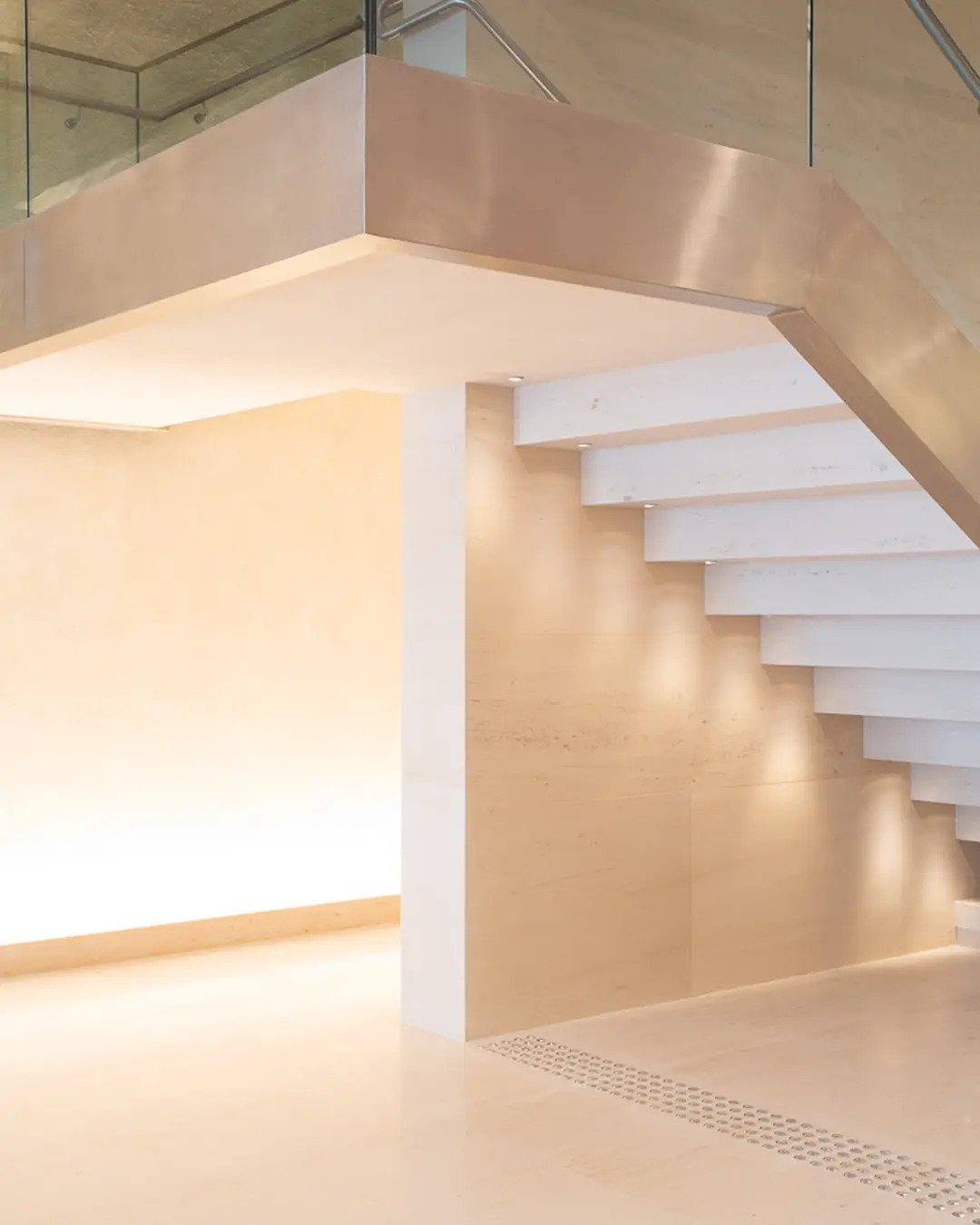 athie-wohnrath-credit-suisse-6-piso-parede-escada-limestone-mont-charmot-di-marmore-copiar