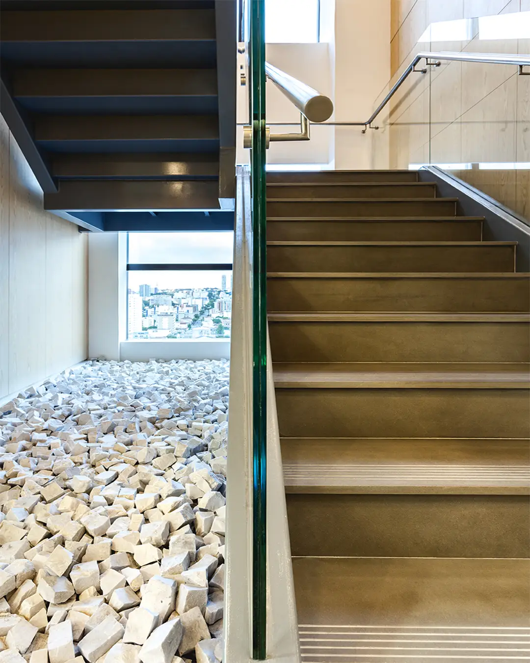 athie-wohnrath-itau-bba-34-piso-limestone-blue-levantina-di-marmore-copiar