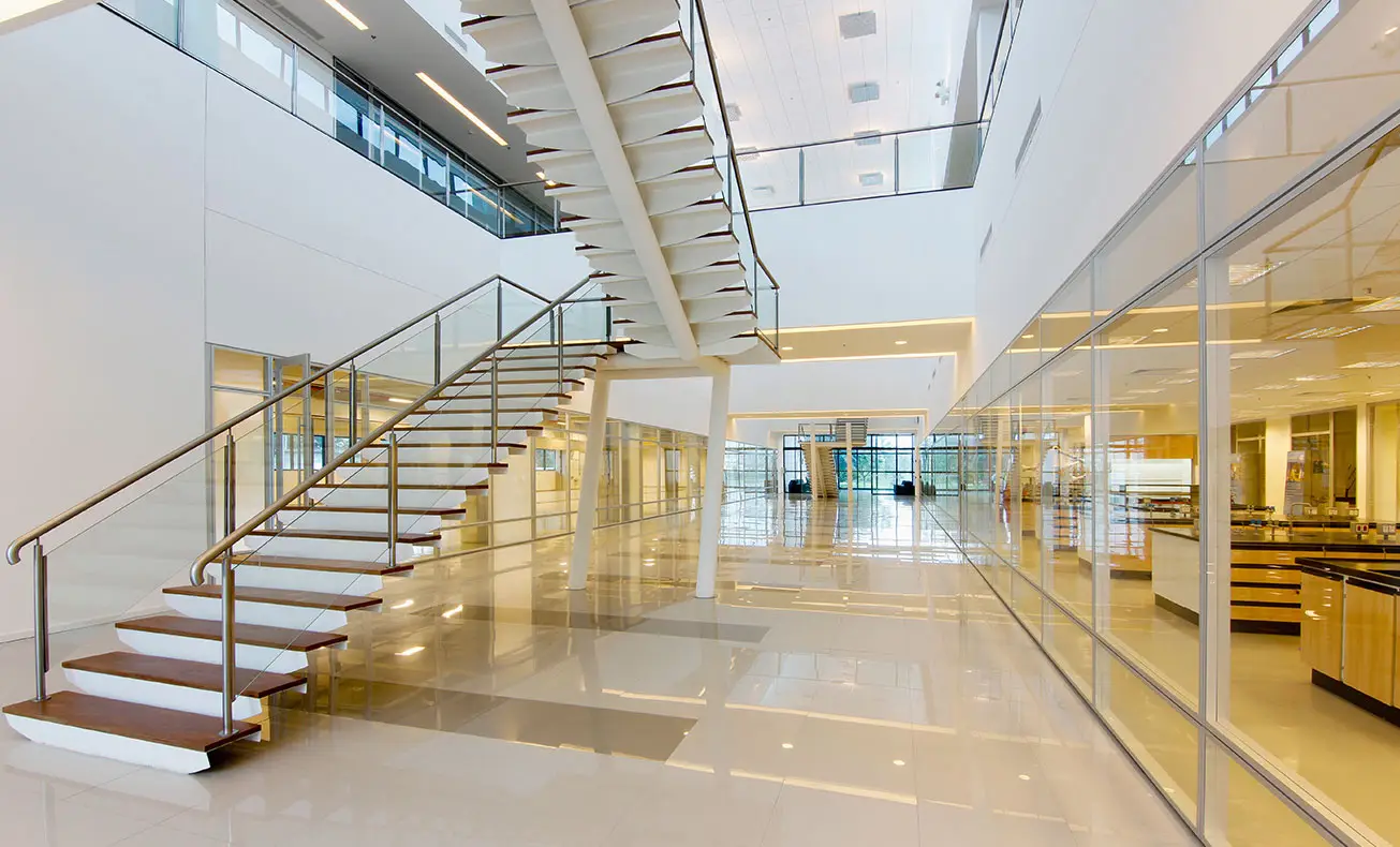 aw-construcoes-baker-hughes-04parede-travertino-romano-bancada-marmoglass-white-di-marmore-copiar