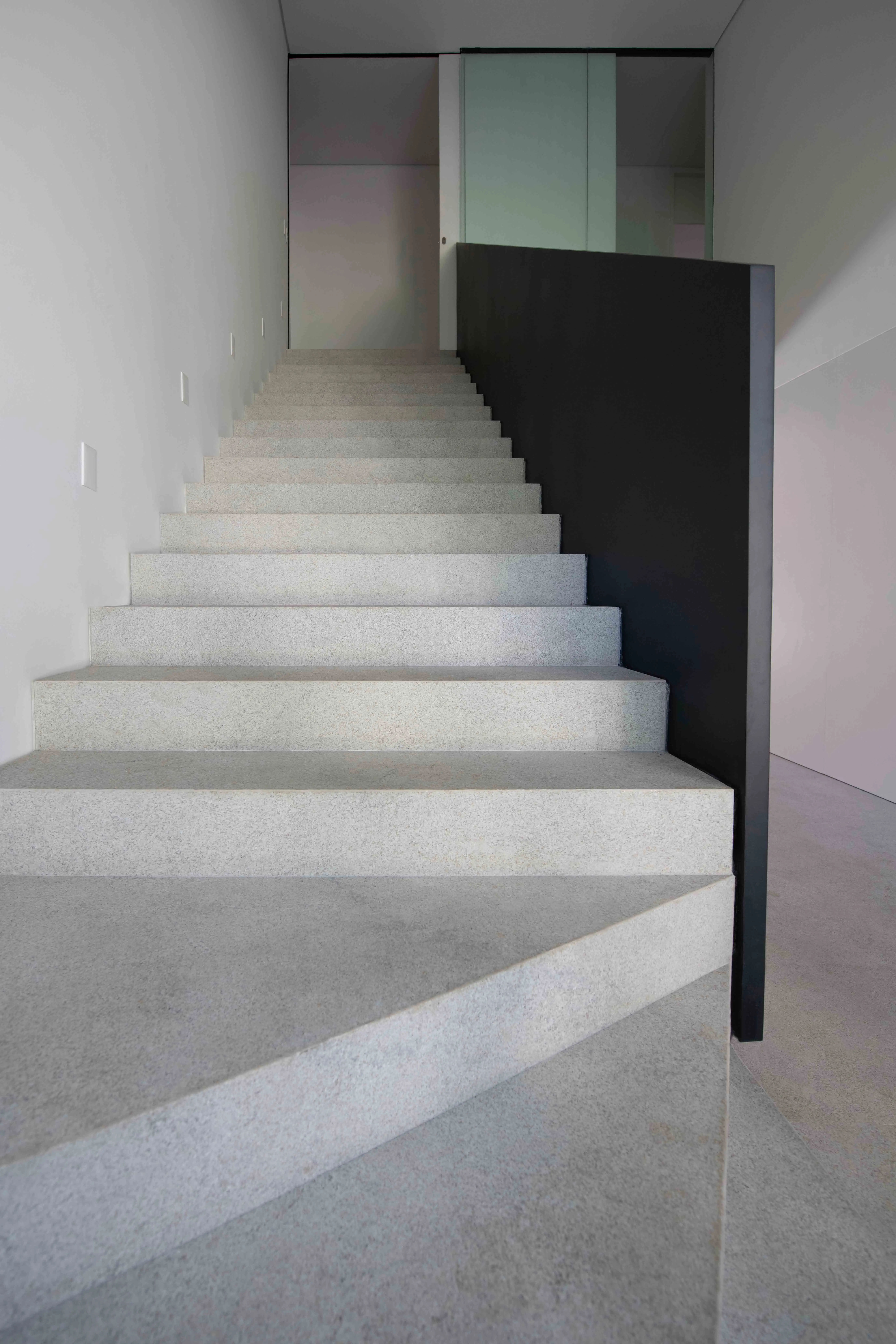 bernardes-arquitetura-residencia-alemanha-esacadas-piso-granito-branco-siena-escovado-di-marmore--(1)-copiar