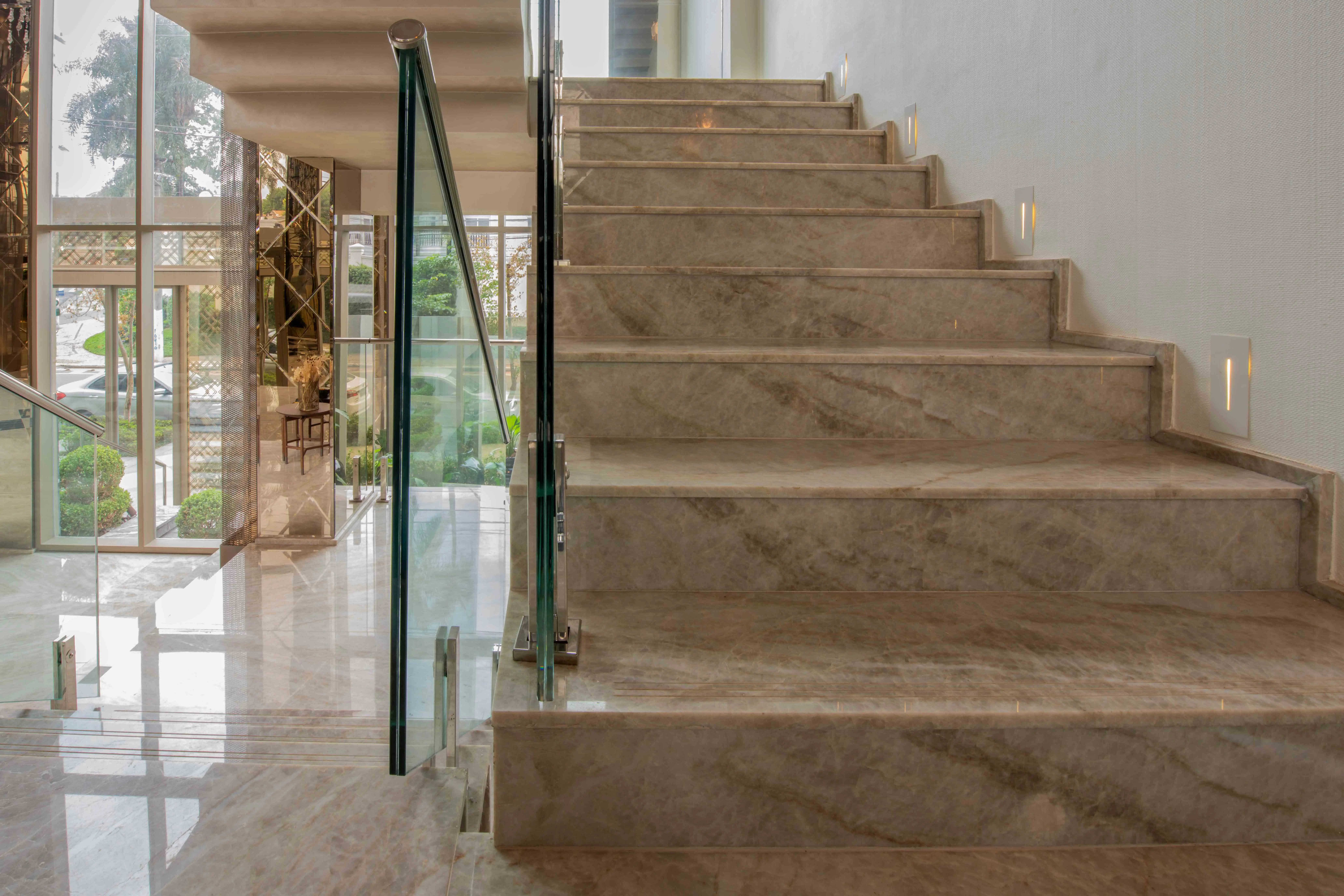 cyrela-on-the-parc-elevador-escada-piso-quartzito-perla-santana-polido-di-marmore-(9)-copiar