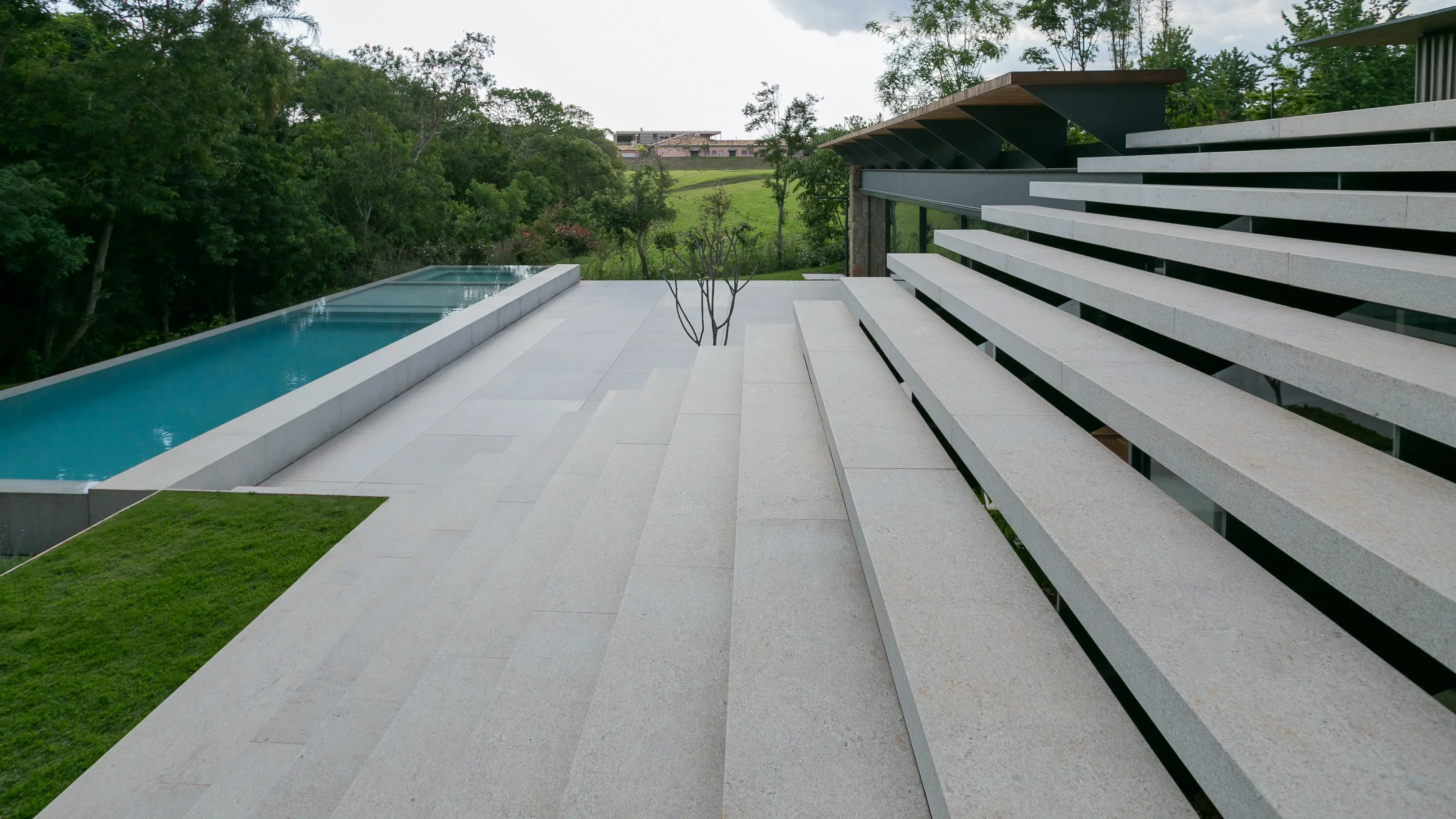 jacobsen-arquitetura--sigla-construtores-quinta-da-baronesa-escada-piso-granito-branco-siena-escovado-di-marmore-copiar