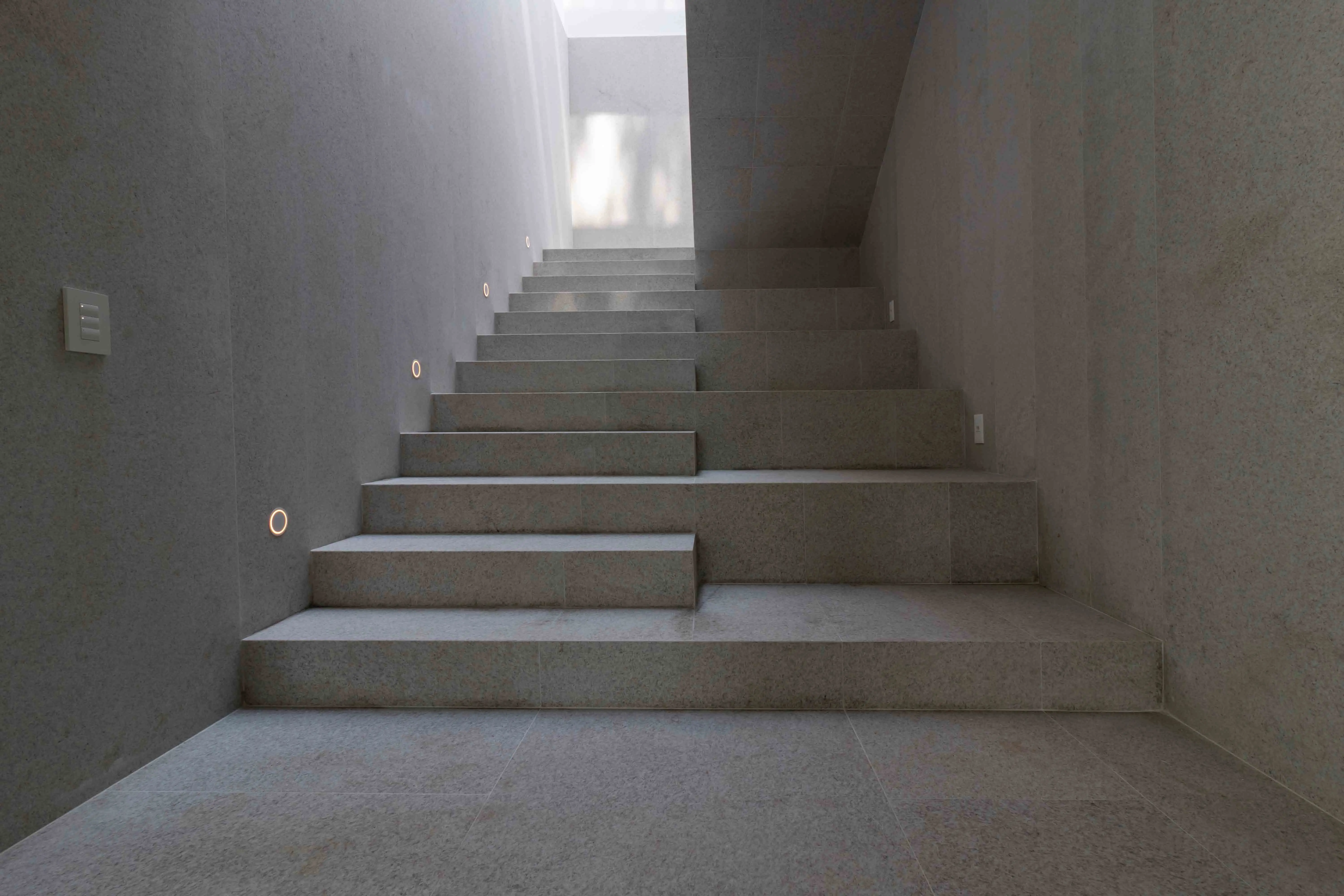 lar-construtora-pinacoteca-contemporanea-escada-piso-e-parede-granito-branco-siena-escovado-di-marmore-(1)-copiar