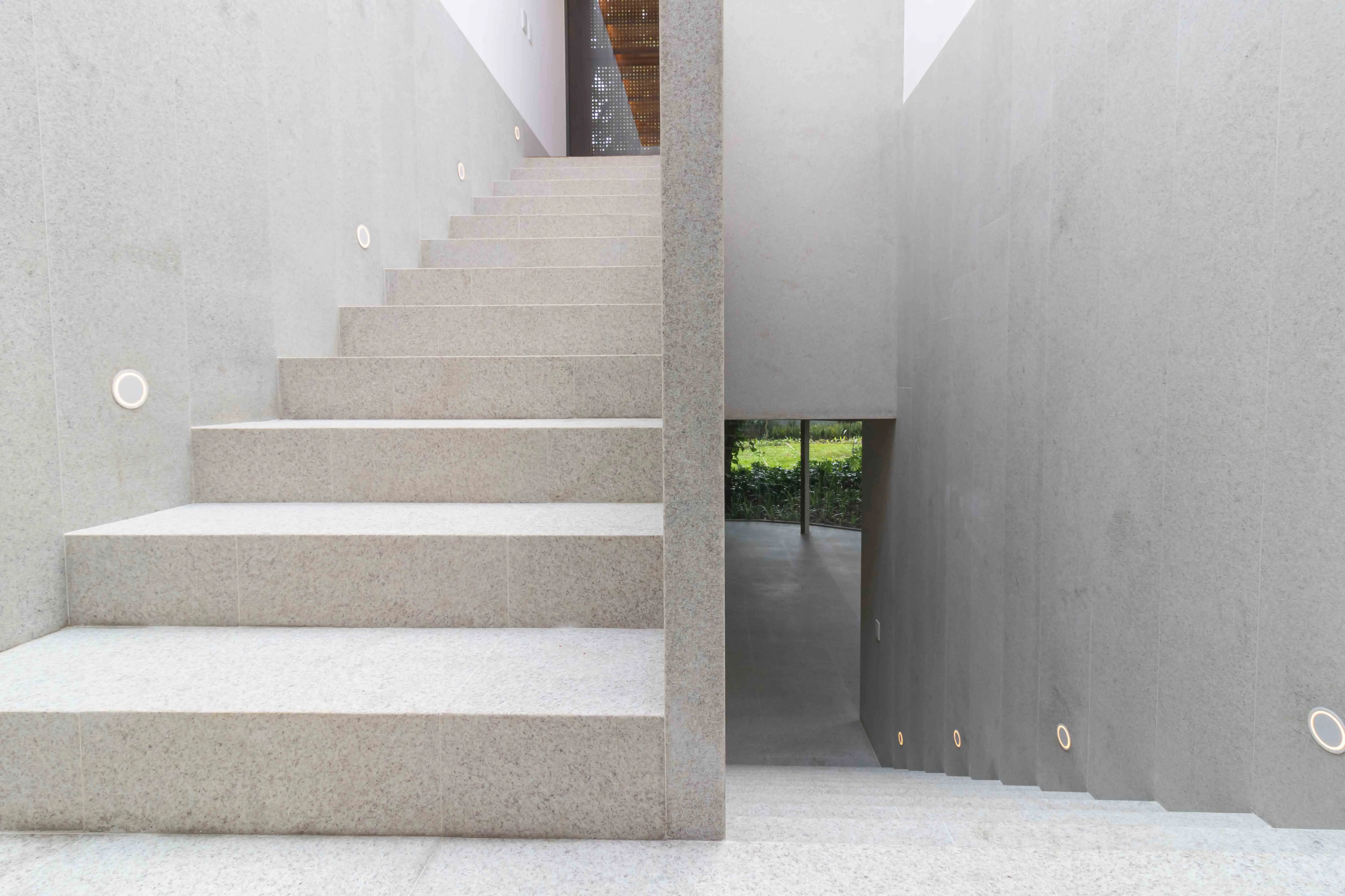 lar-construtora-pinacoteca-contemporanea-escada-piso-e-parede-granito-branco-siena-escovado-di-marmore-(3)-copiar