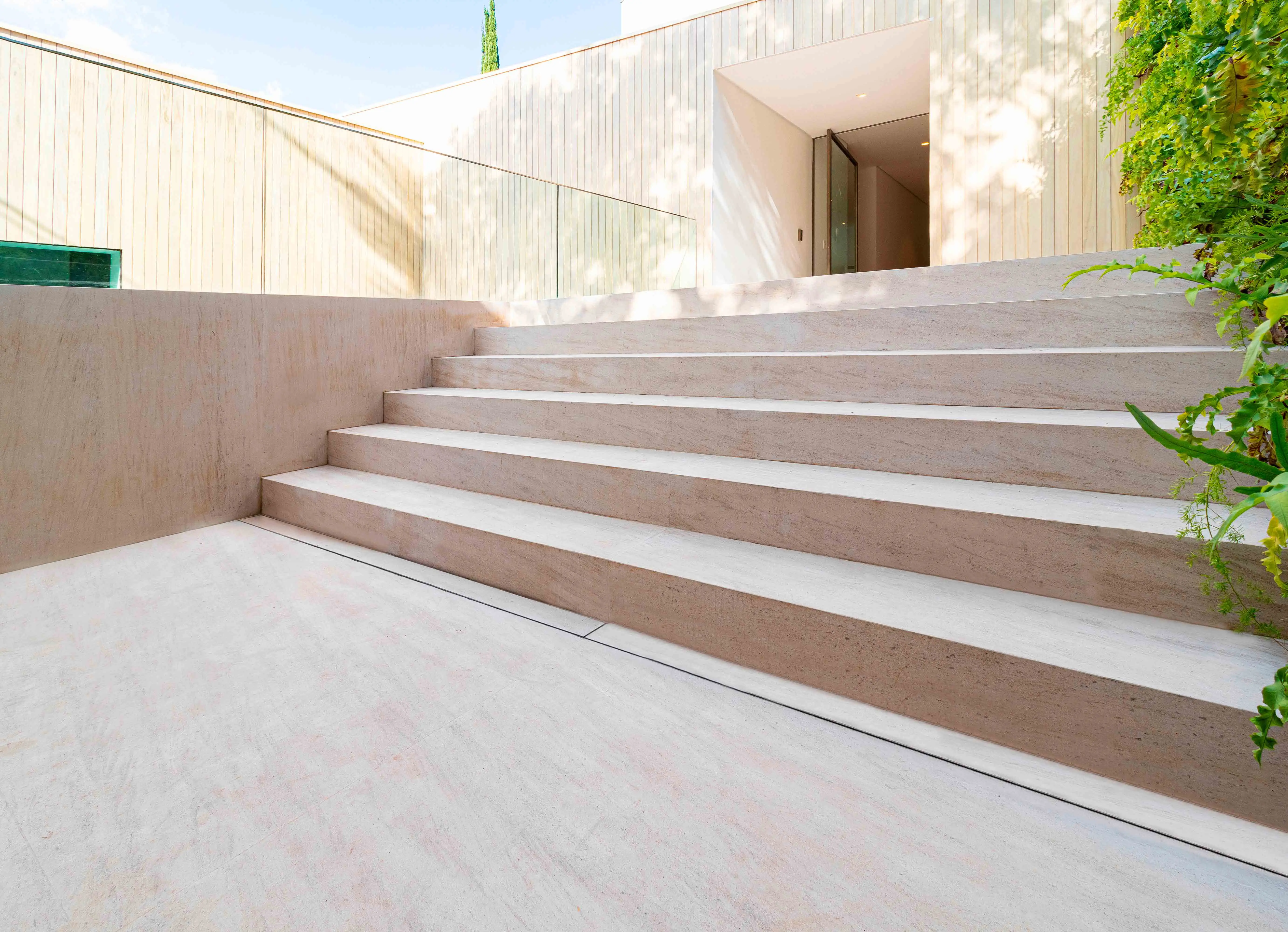 schwartz-residencia-espanha-escada-piso-travertino-navona-estucado-levigado-di-marmore--(1)-copiar