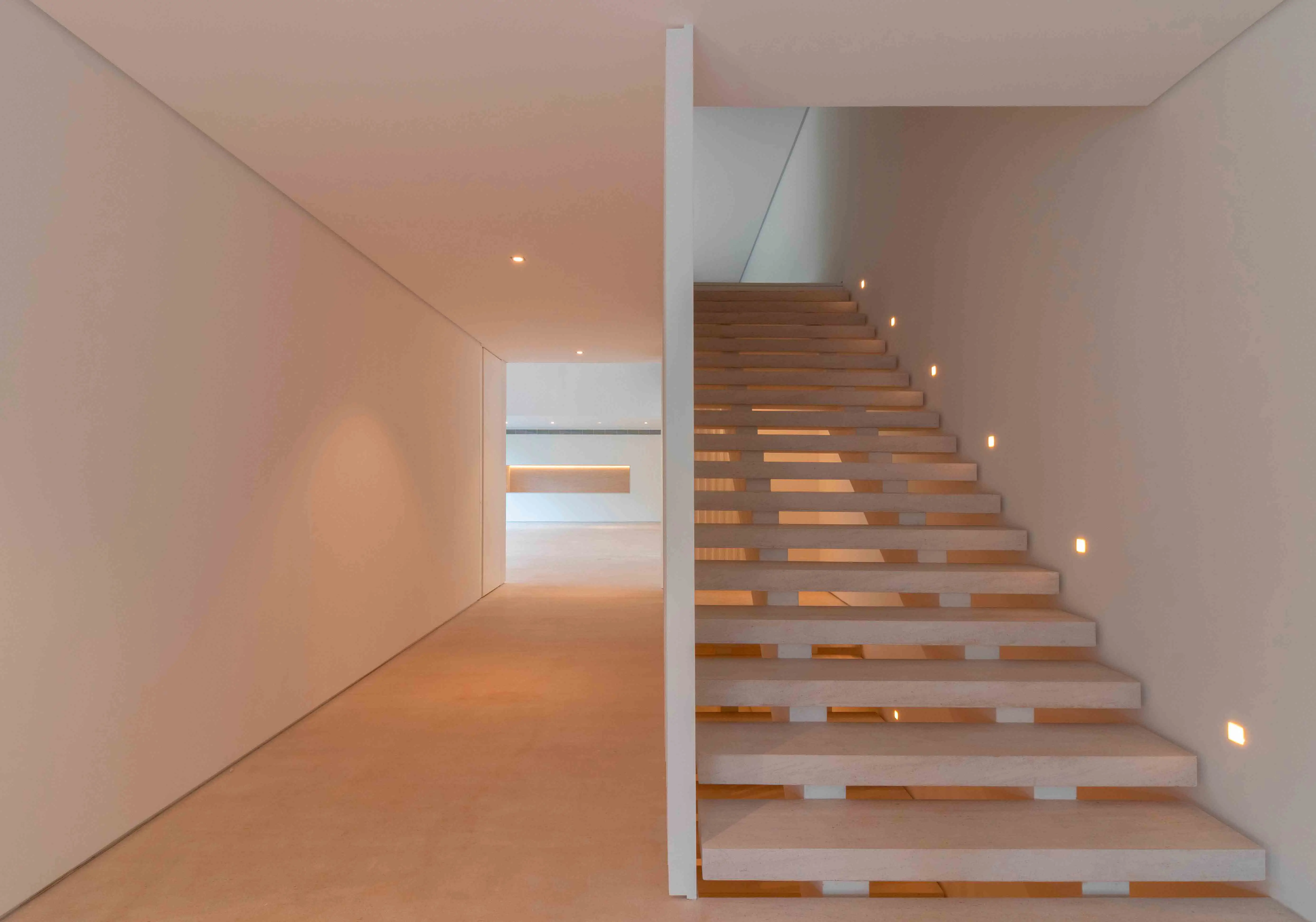 schwartz-residencia-espanha-escada-piso-travertino-navona-estucado-levigado-di-marmore--(2)-copiar