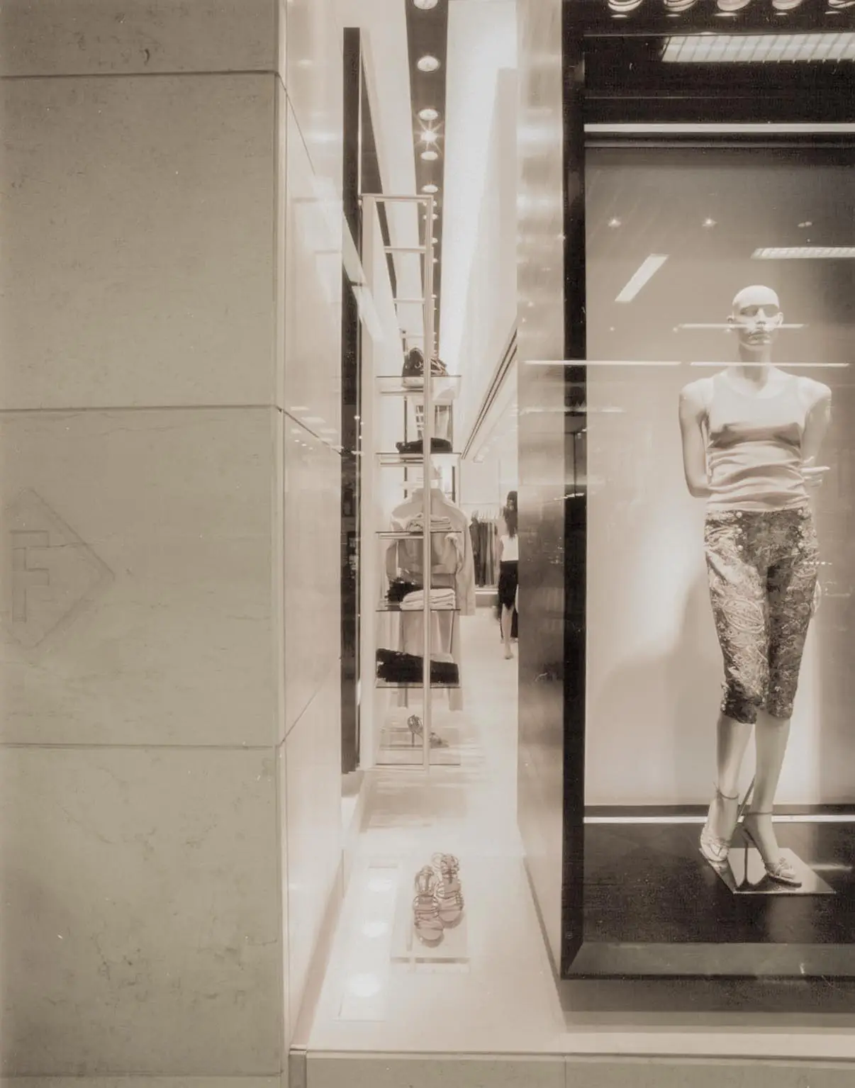forum--shop-jk-iguatemi-parede-logo-baixo-relevo-marmore-branco-parana-di-marmore-copiar