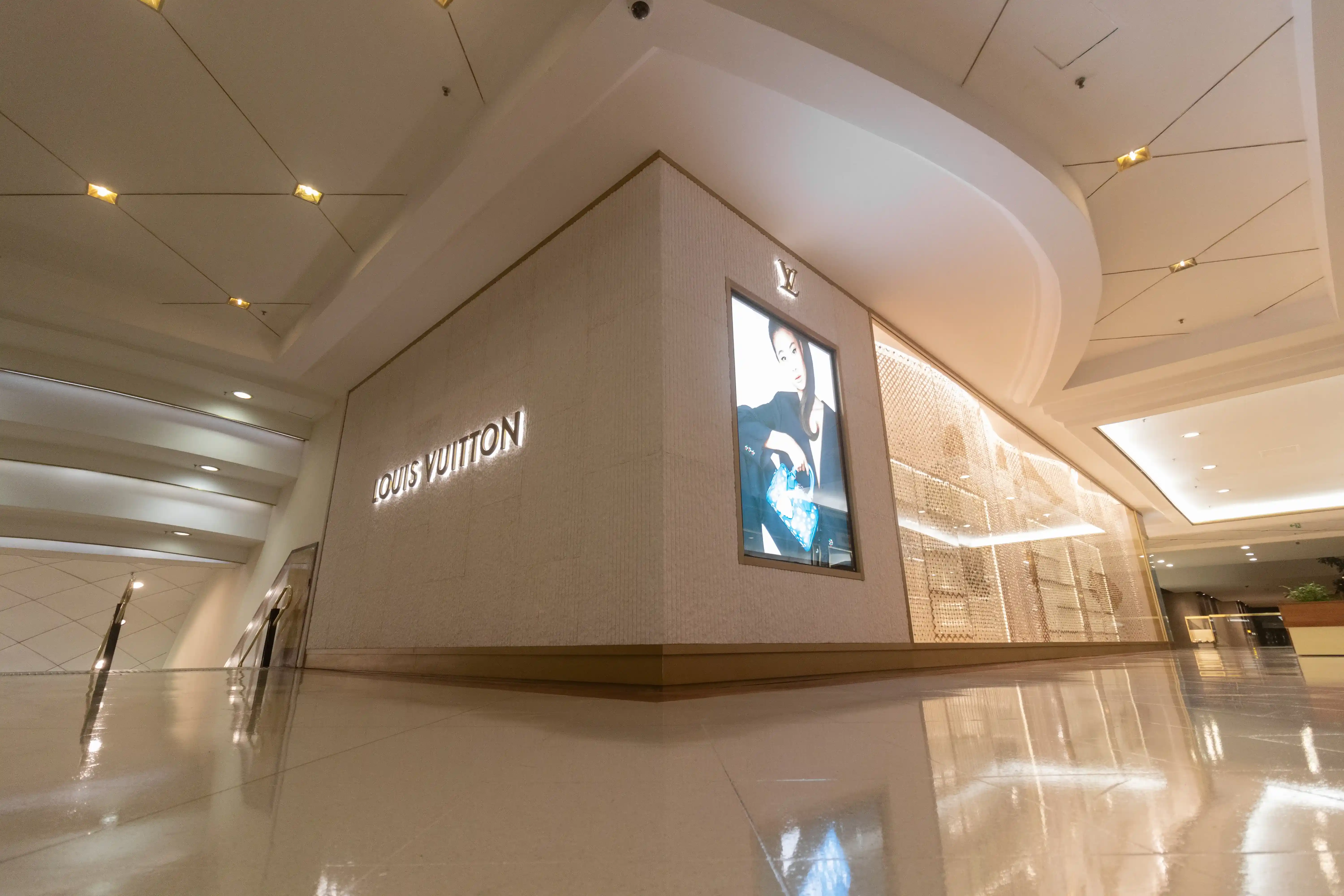 fenix-industria-louis-vuitton-2-fachada-parede-limestone-bianco-casquilhado-di-marmore-copiar