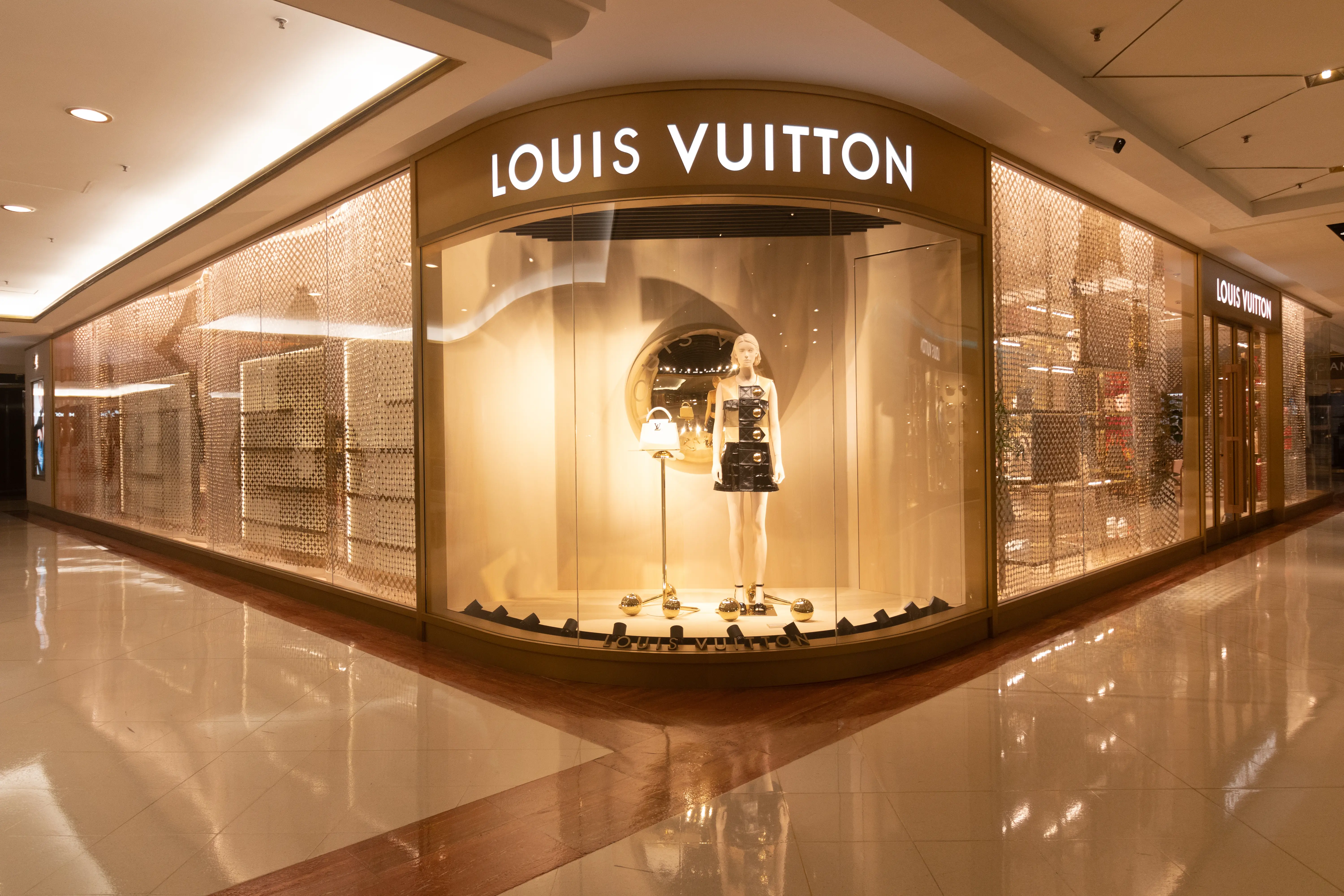fenix-industria-louis-vuitton-3-fachada-parede-limestone-bianco-casquilhado-di-marmore-copiar - Copia