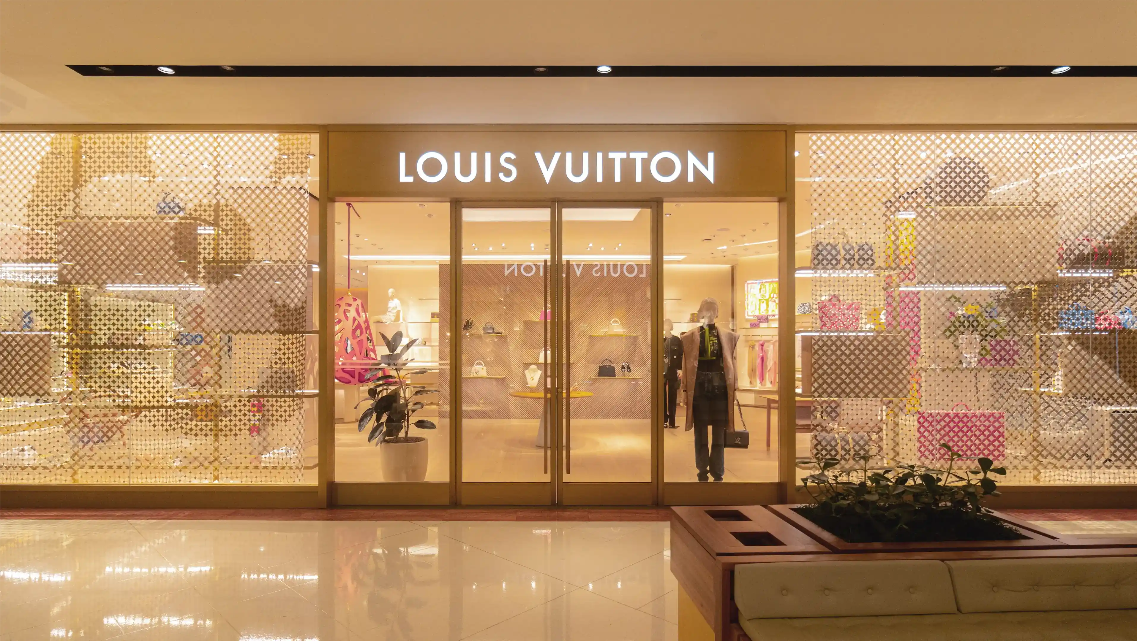 fenix-industria-louis-vuitton-4-fachada-parede-limestone-bianco-casquilhado-di-marmore-copiar