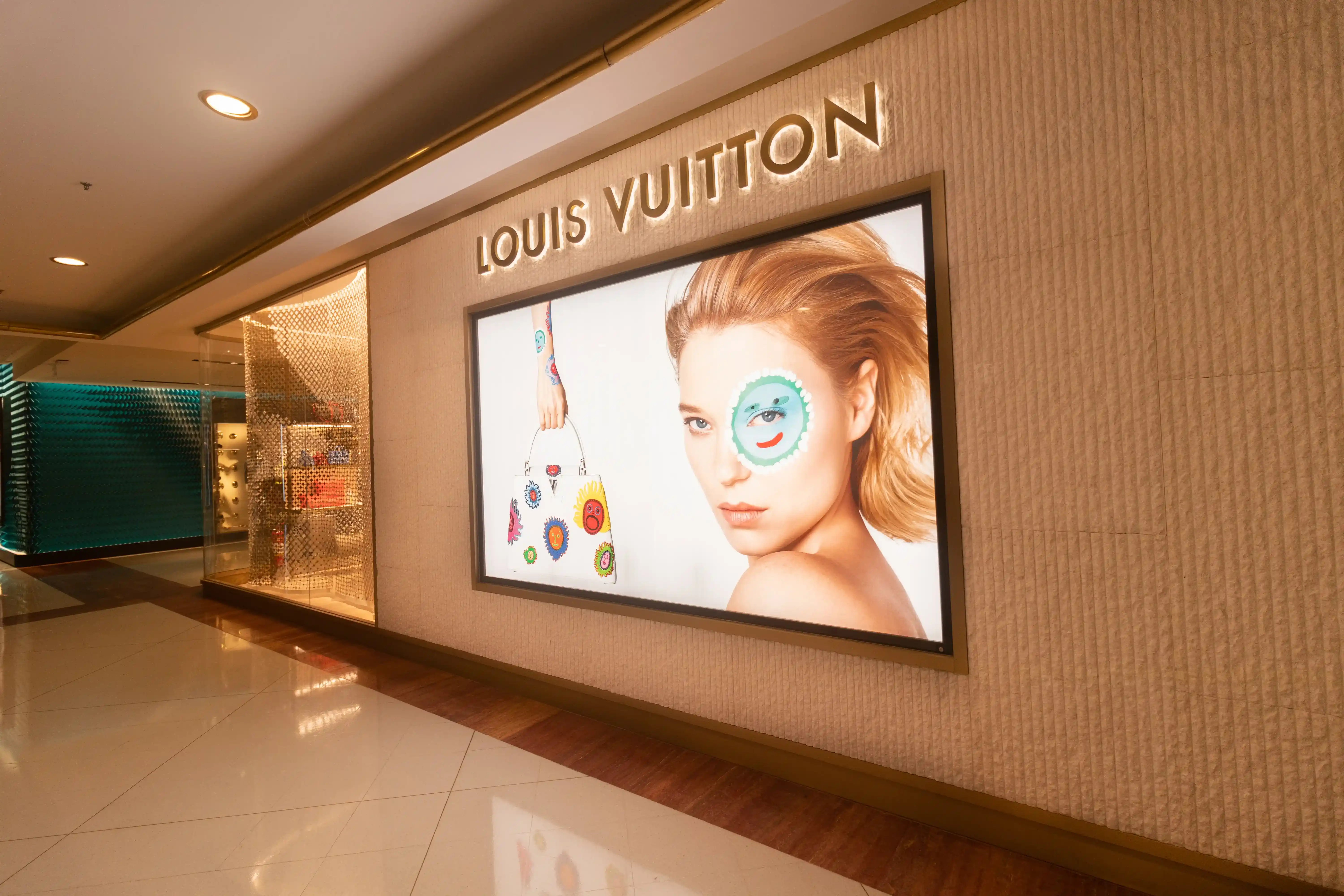fenix-industria-louis-vuitton-6-fachada-parede-limestone-bianco-casquilhado-di-marmore-copiar