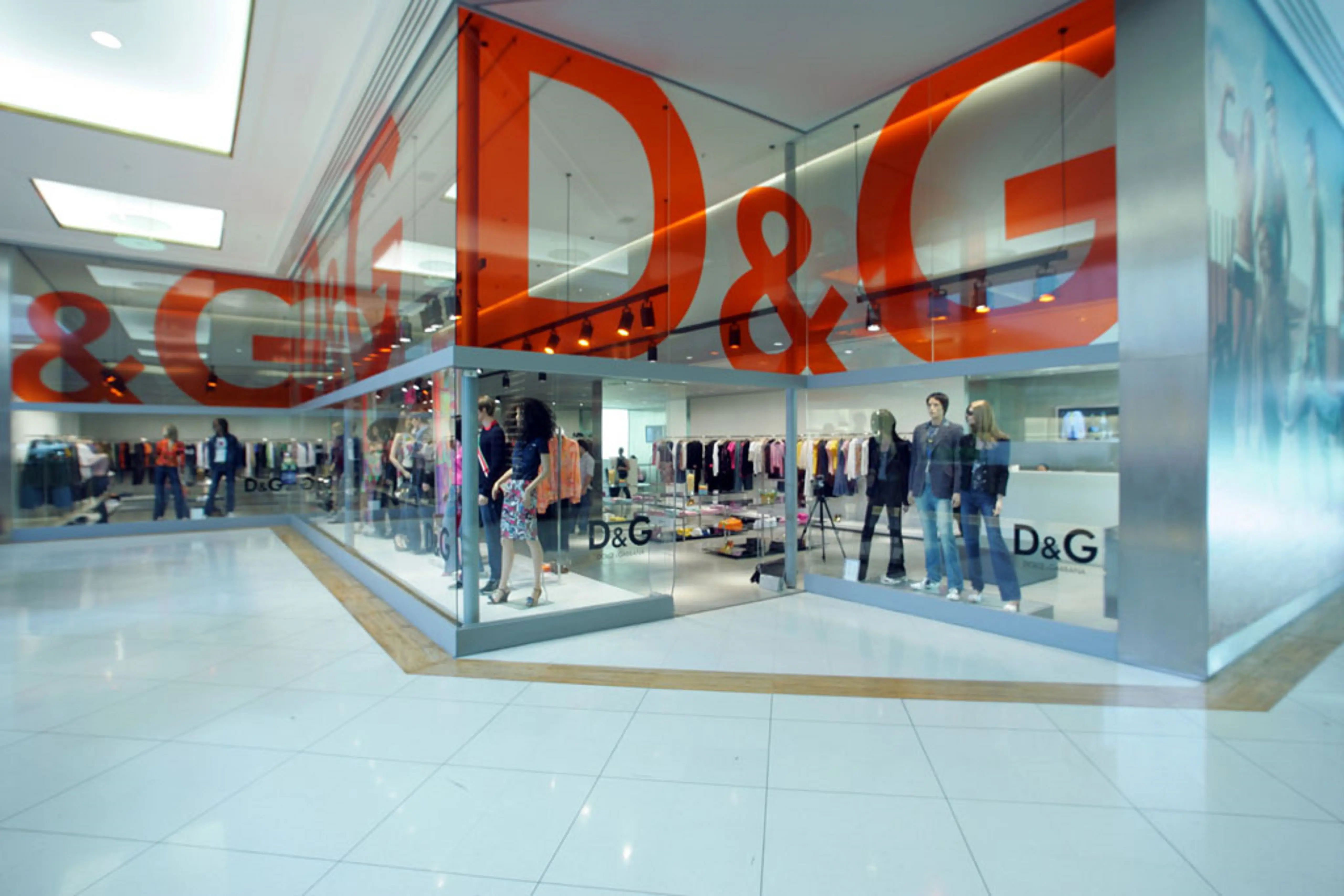 lock-eng-dolce-&-gabbana-1-piso-parede-vitrine-fachada-pedra-basaltina-di-marmore-copiar