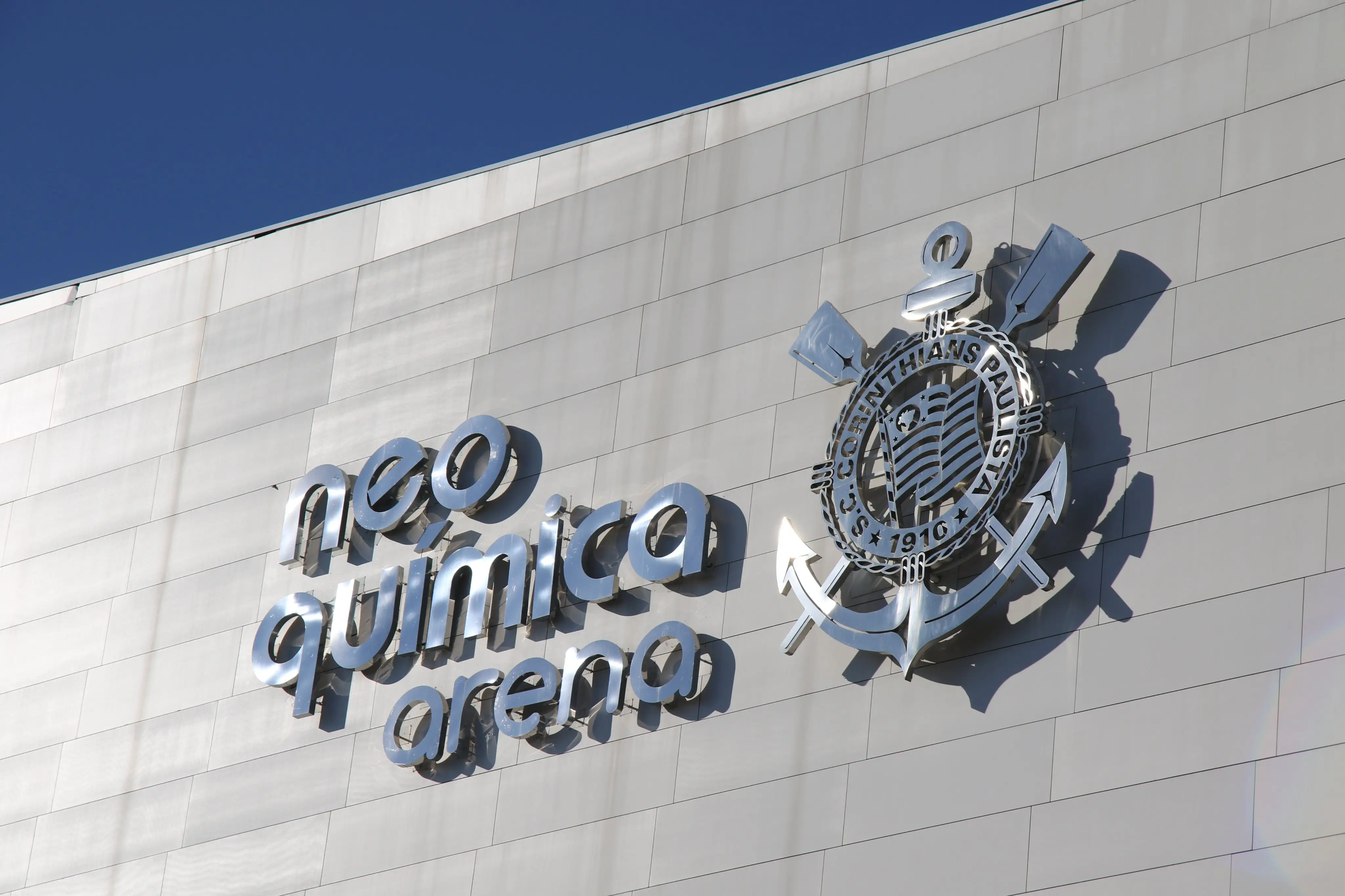 novonor-arena-corinthians-0-parede-ventilada-fachada-techlam-branco-preto-copiar