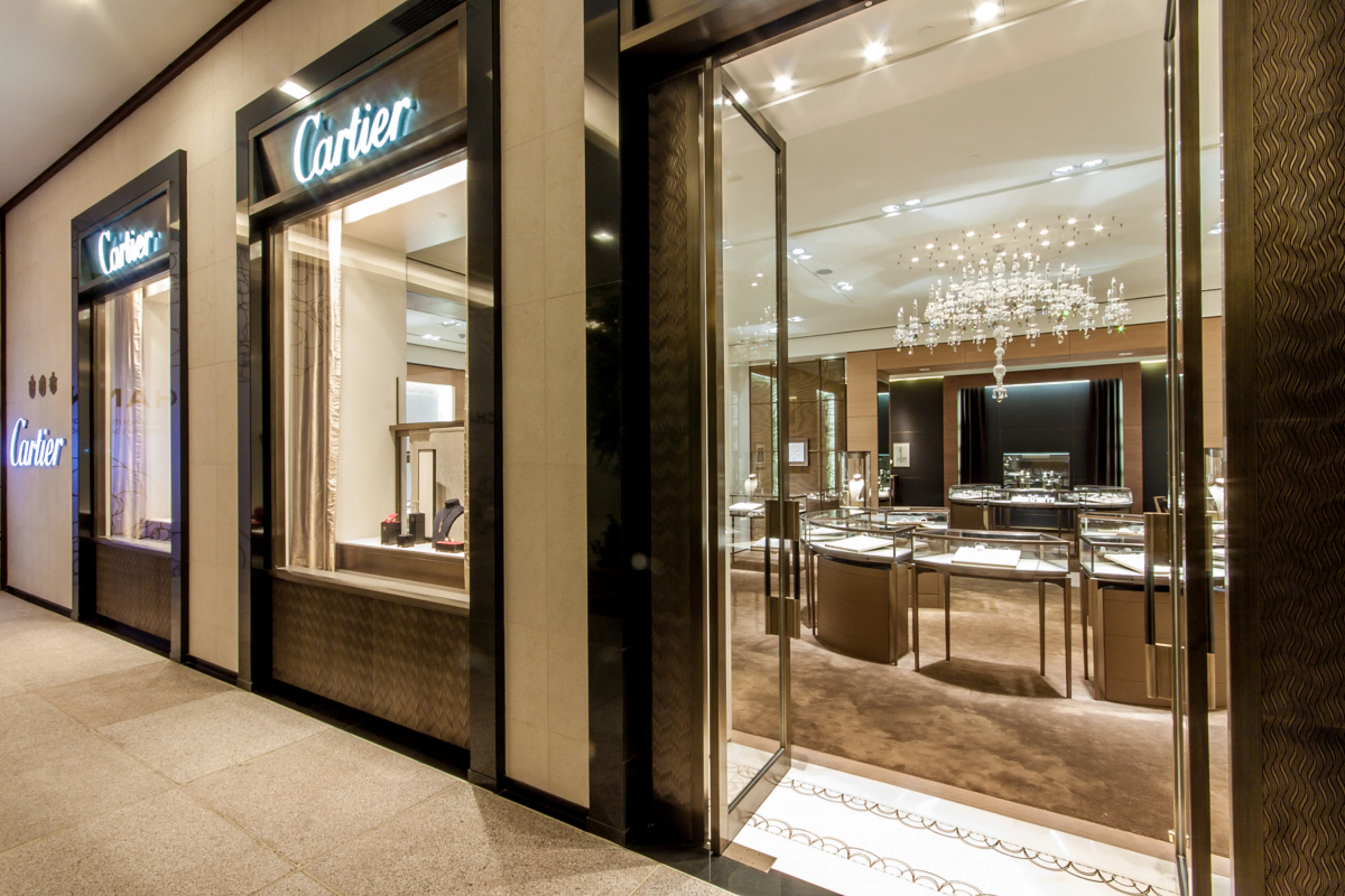 saeng-eng-cartier-1-fachada-granito-preto-absoluto-marmore-crema-parana-piso-limestone-bael-air-di-marmore-copiar - Copia