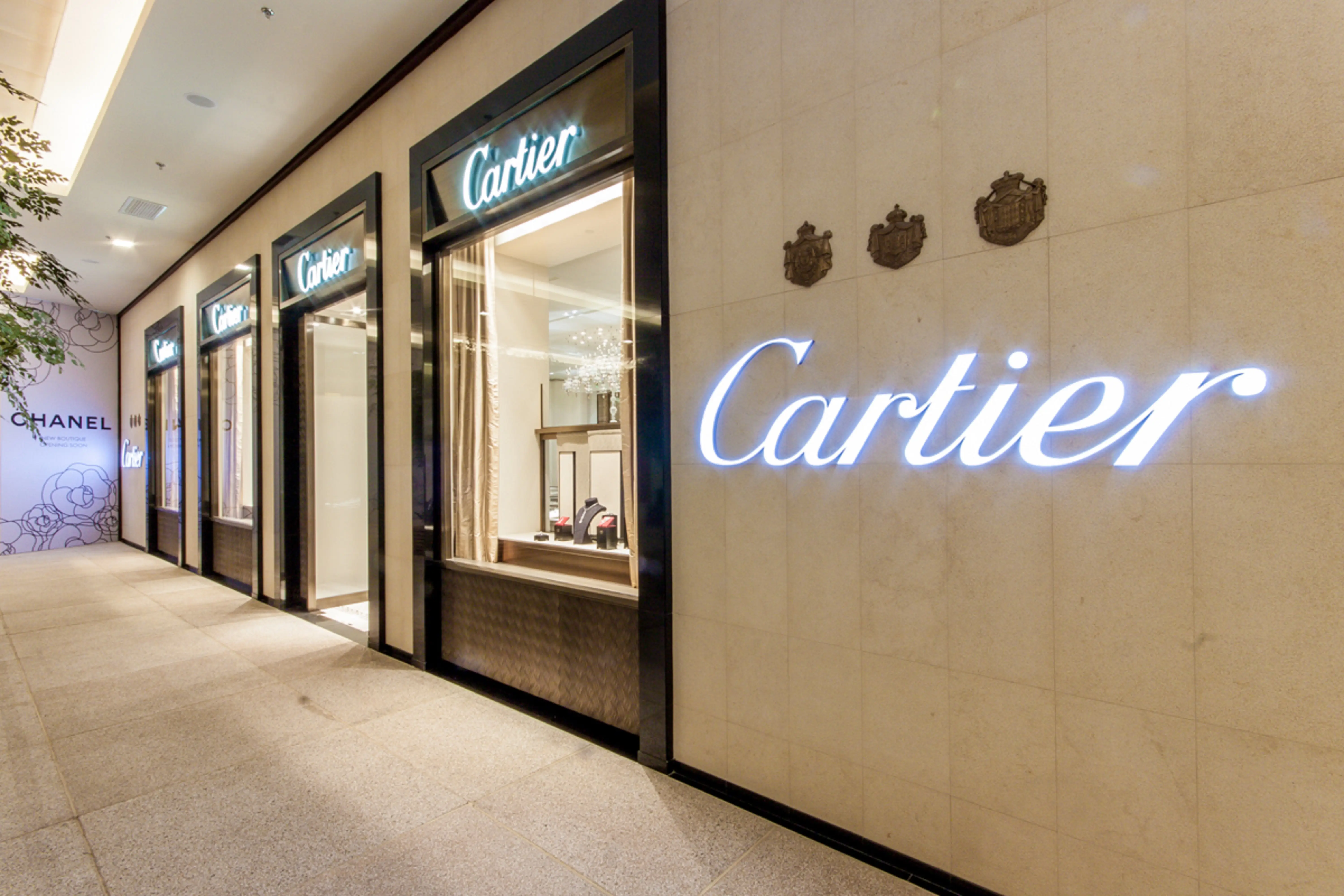 saeng-eng-cartier-2-fachada-granito-preto-absoluto-marmore-crema-parana-piso-limestone-bael-air-di-marmore-copiar - Copia