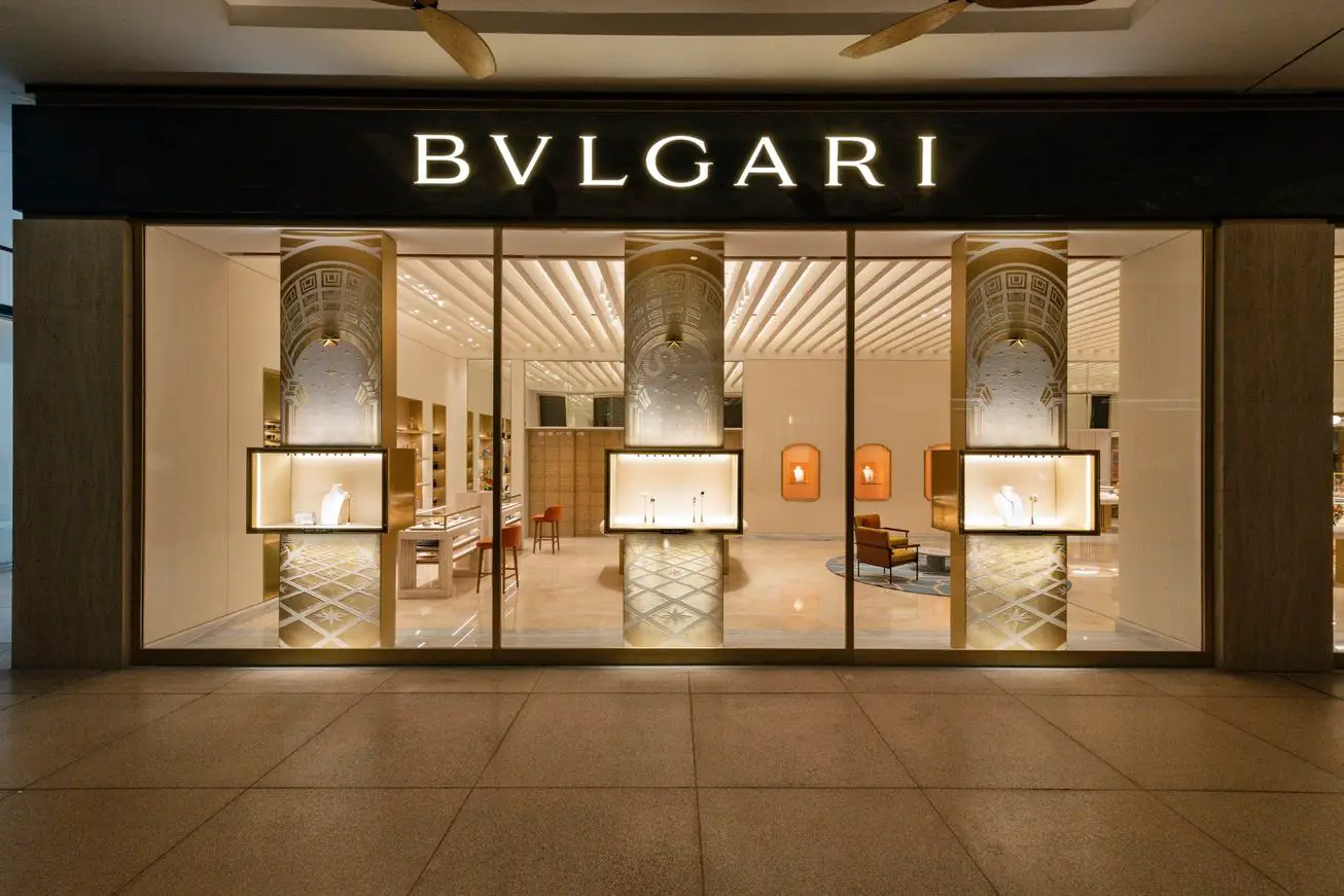 saeng-engenharia-bvlgari---colunas-travertino-navona-bianco-testeira-marmore-nero-marquina-di-marmore-copiar