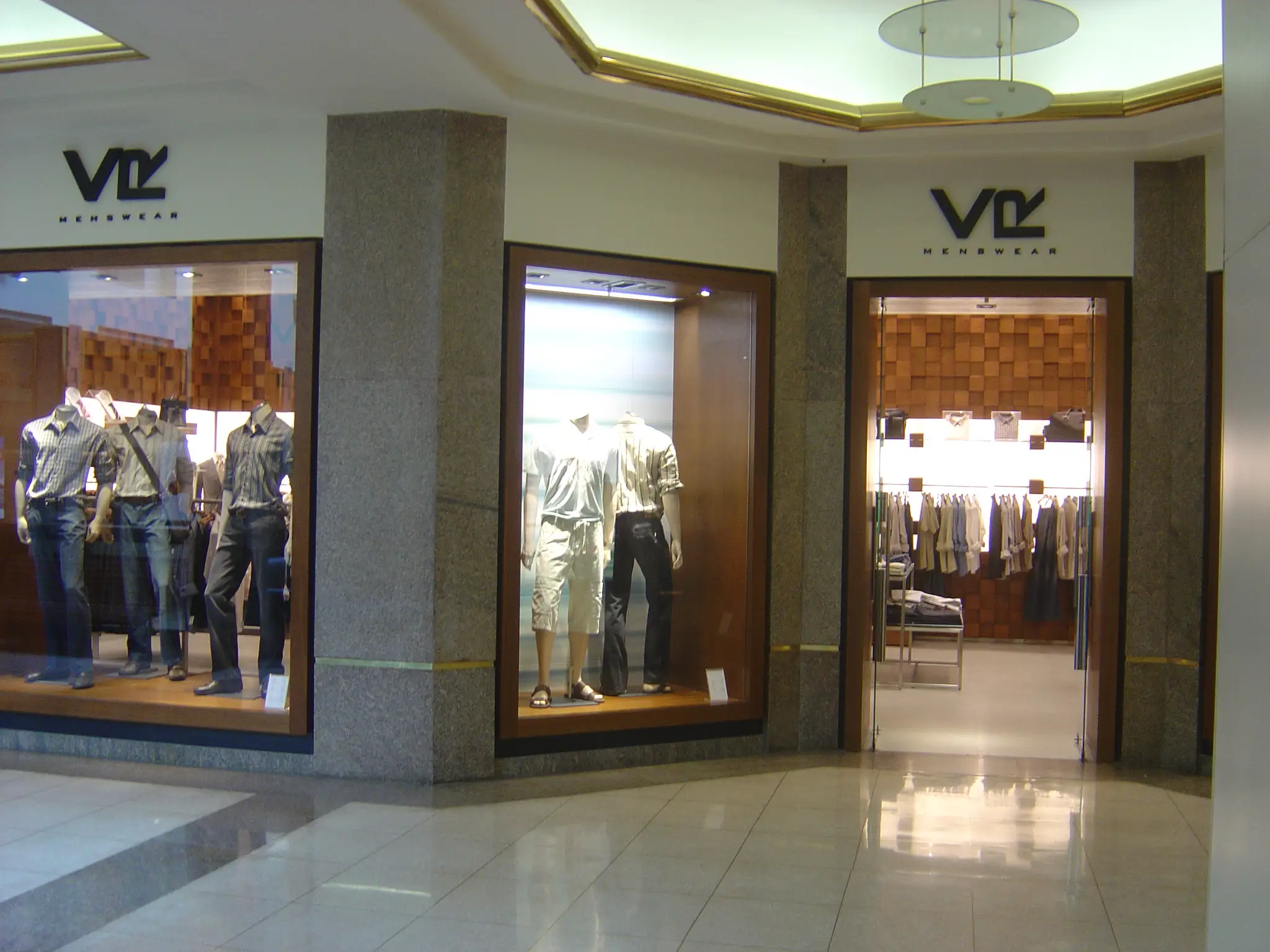 vr-mens-wear-shop-cidade-jardim-parede-fachada-coluna-granito-cinza-andorinha-di-marmore-copiar