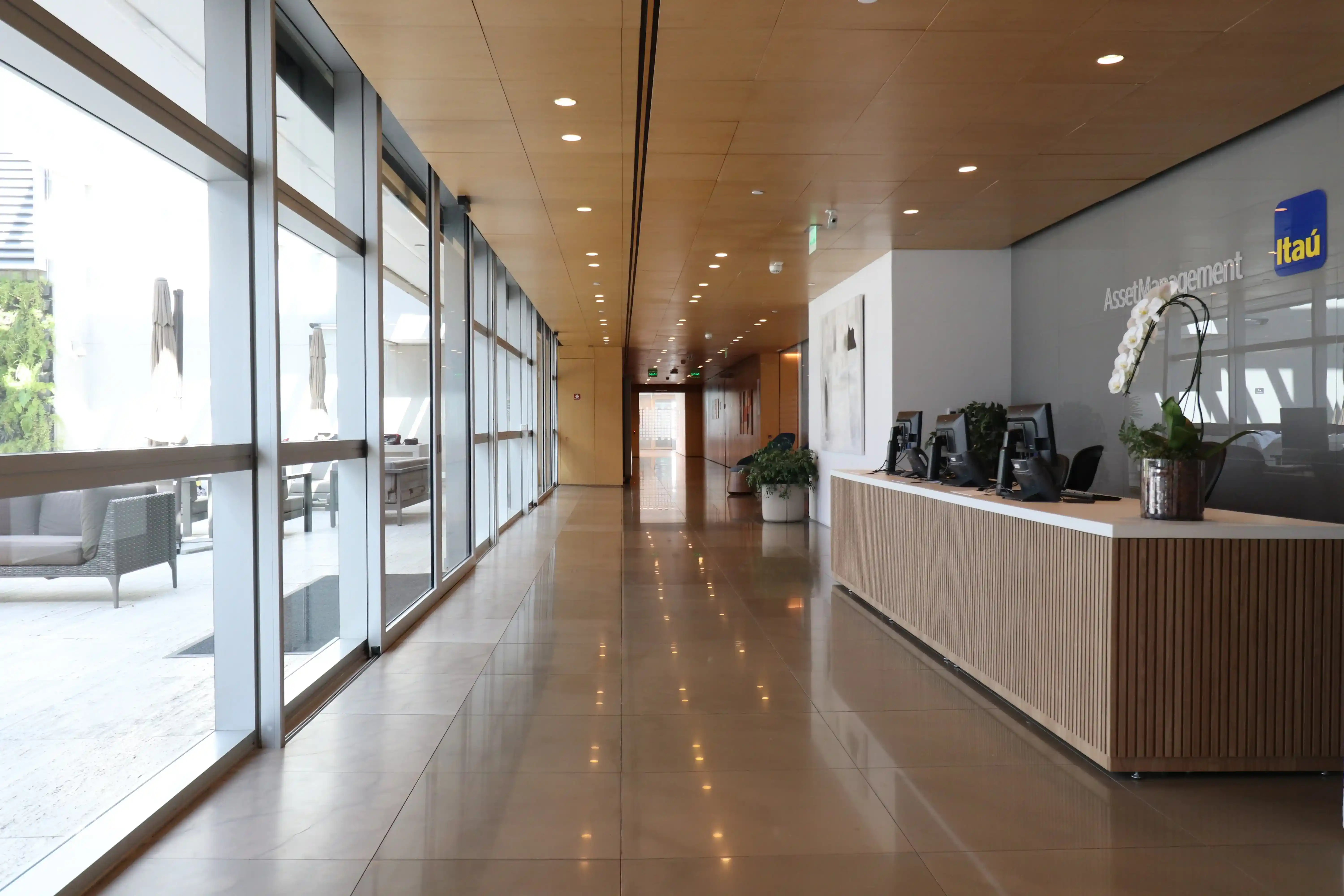 athie-wohnrath-itau-bba-42-piso-rodape-bancos-travertino-romano-di-marmore-copiar