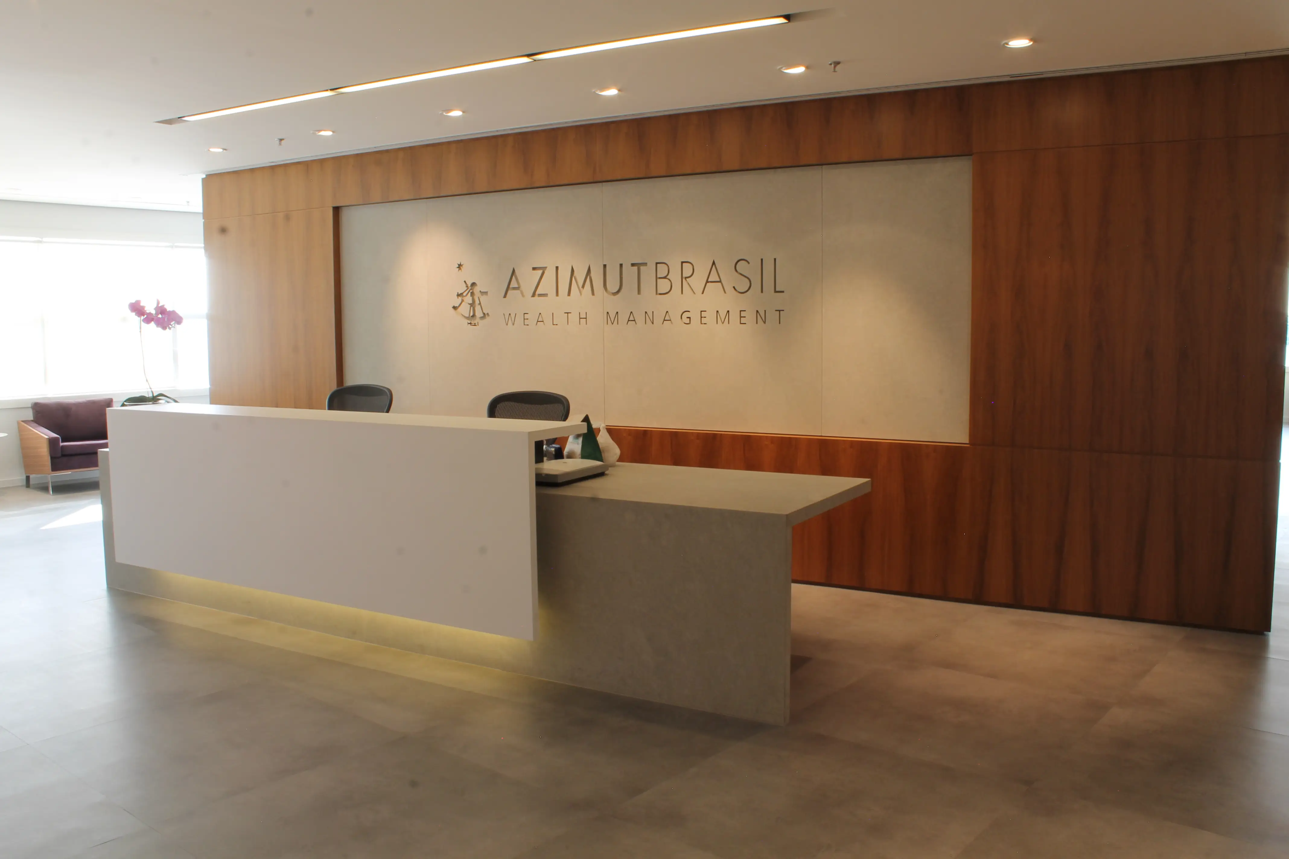 athie-wohnrath-azimut-4piso-parede-logo-baixo-relevo-aparador-balcao-limestone-vermont-di-marmore-copiar