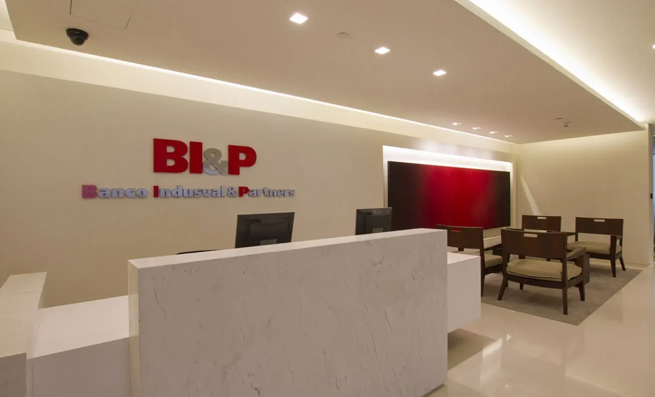 athie-wohnrath-banco-indusval-hall-piso-balcao-aglostoone-branco-prime-di-marmore-copiar