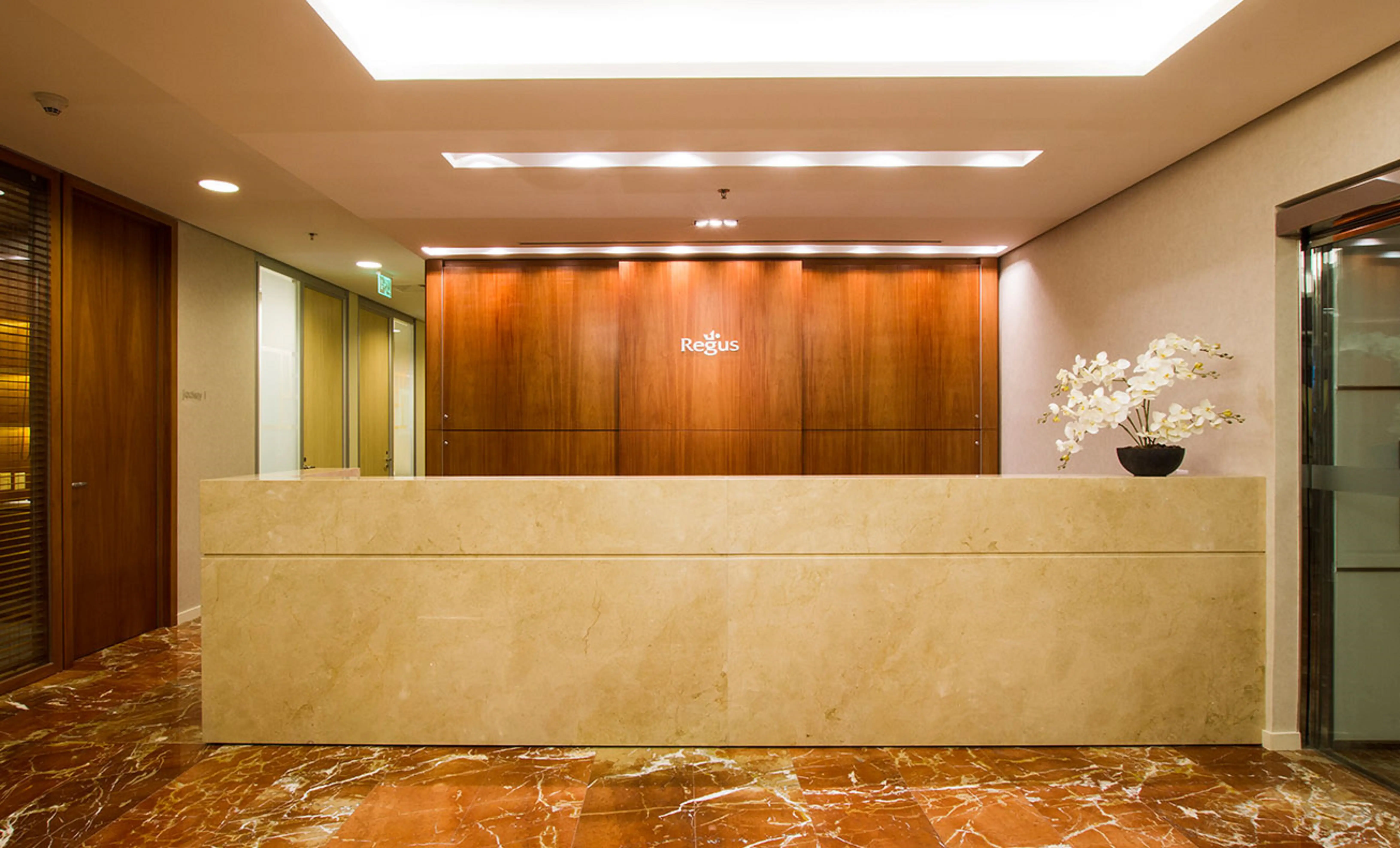 athie-wohnrath-regus-1-piso-marmore-rosso-alicante-balcao-marmore-crema-marfil-di-marmore-copiar