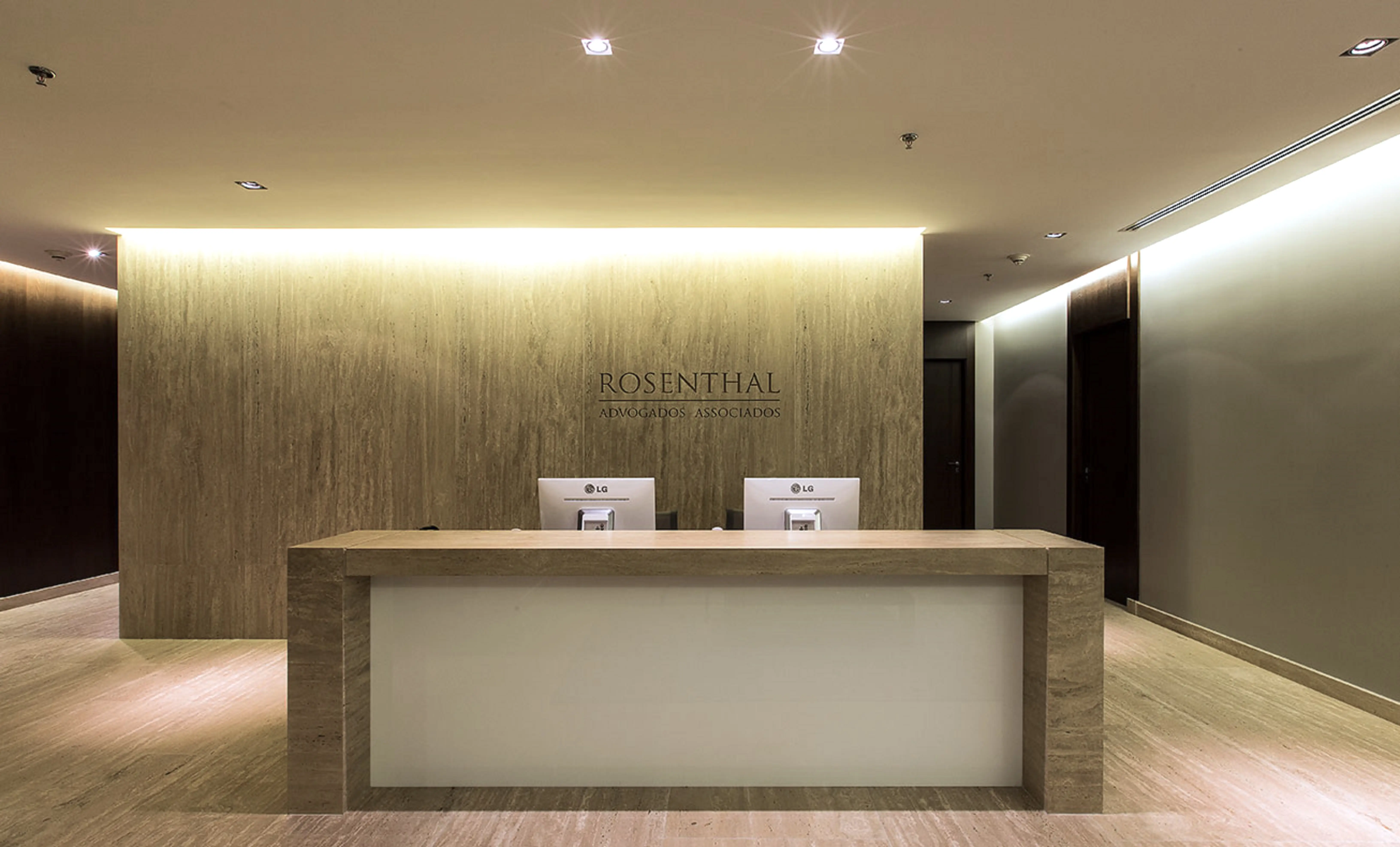 athie-wohnrath-rosenthal-advogados-2piso-parede-logo-baixo-relevo-balcao-travertino-navona-nanoglass-white-di-marmore-copiar