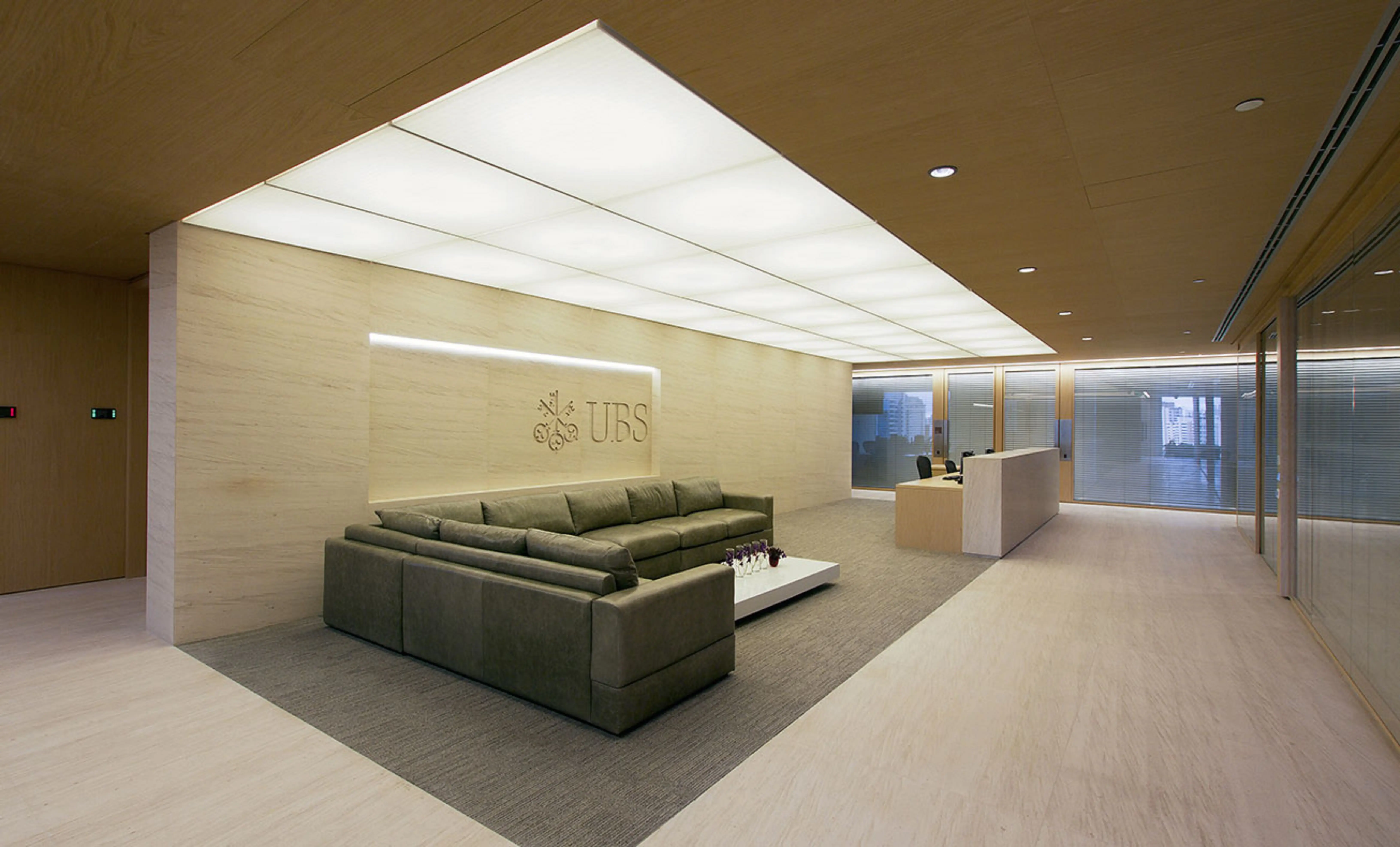 athie-wohnrath-ubs-pactual-1-piso-parede-logo-baixo-relevo-limestone-vermont-di-marmore-copiar