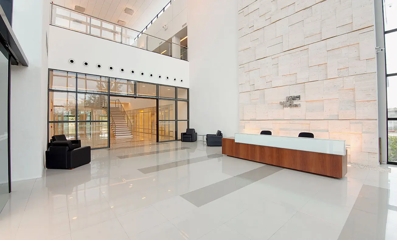 aw-construcoes-baker-hughes-01-parede-travertino-romano-bancada-marmoglass-white-di-marmore-copiar