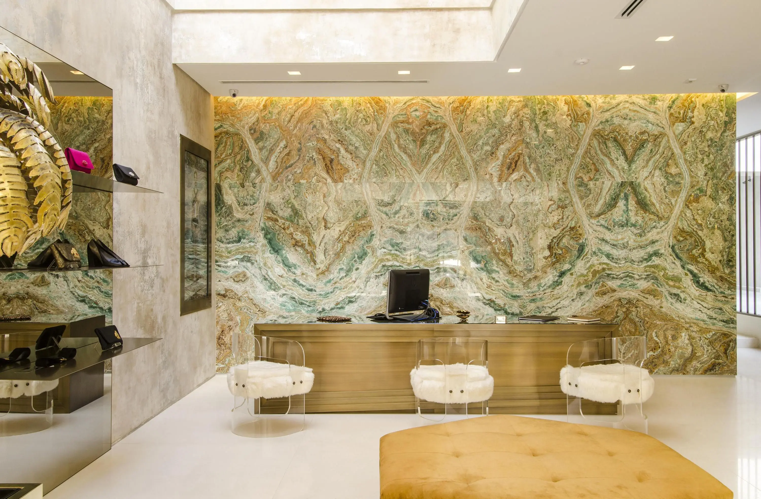 beto-galvez-interiores-adriana-degreas-hall-piso-limestone-caliza-capri-parede-onix-verde-esmeralda-di-marmore-2-copiar