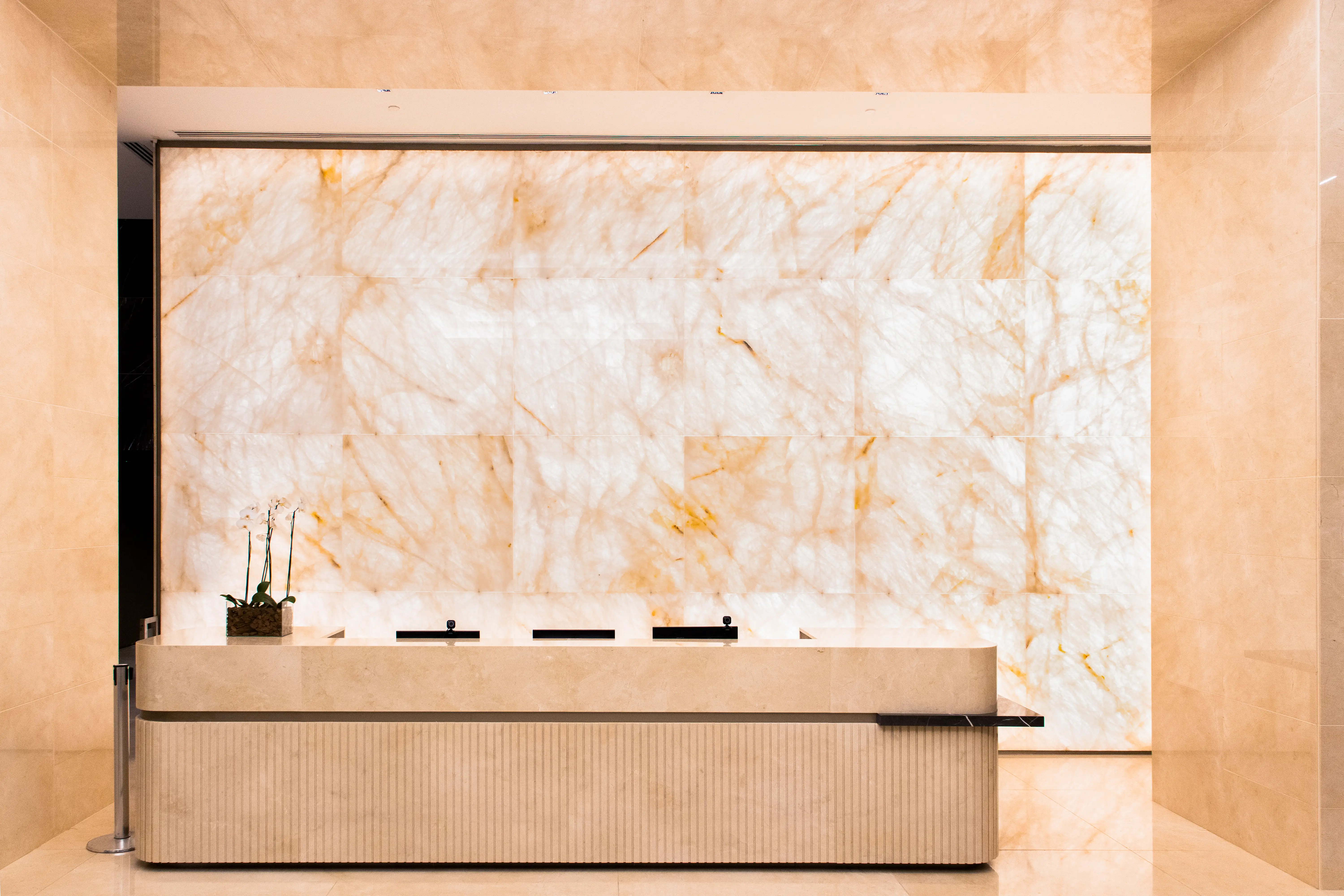 jk-iguatemi-4-piso-parede-teto-elevadores-balcao-fachetado-marmore-crema-marfil-parede-painel-retroiluminado-onix-branco-copiar - Copia