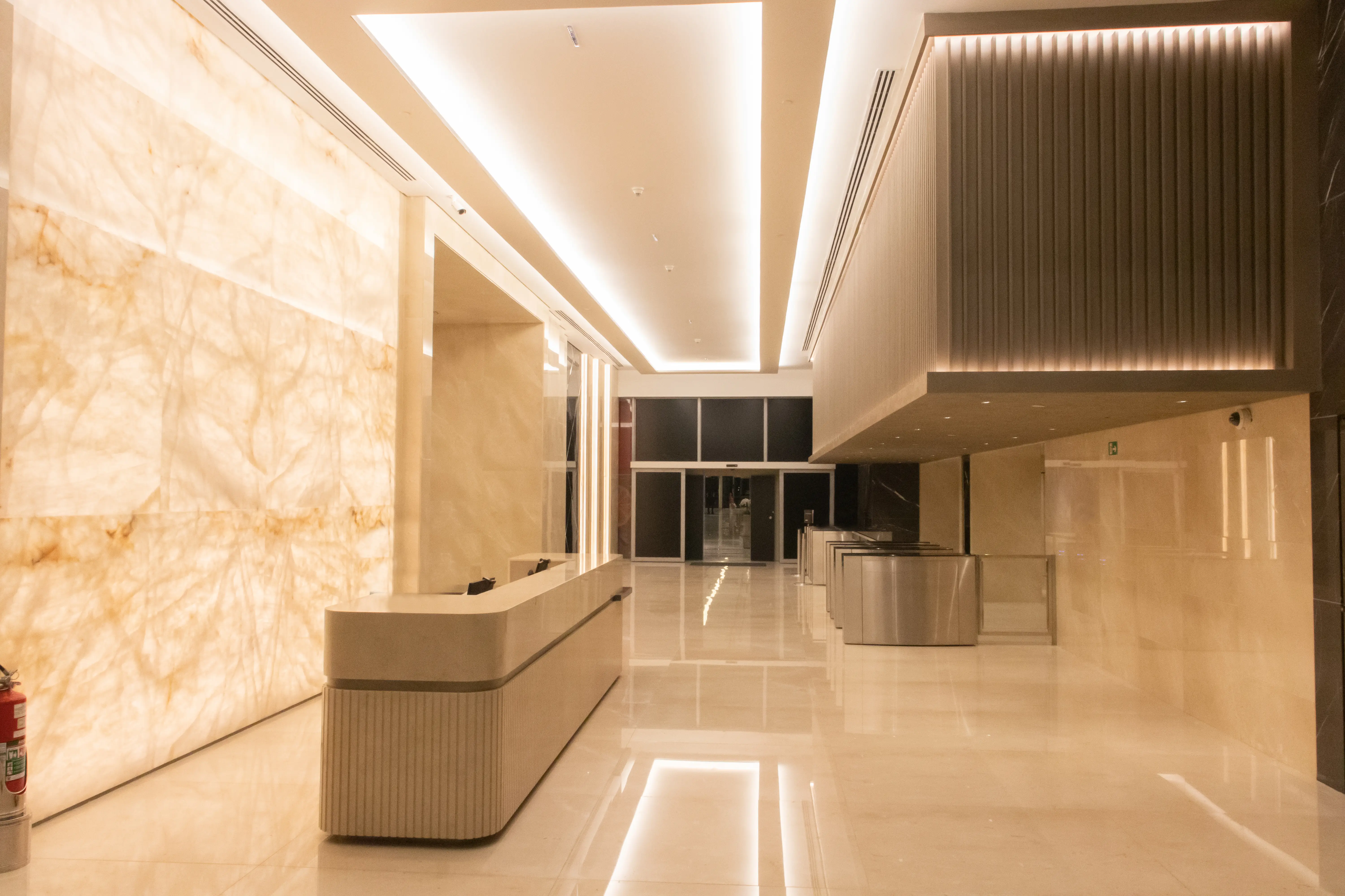 jk-iguatemi-5-piso-parede-teto-elevadores-balcao-fachetado-marmore-crema-marfil-parede-painel-retroiluminado-onix-branco-copiar - Copia