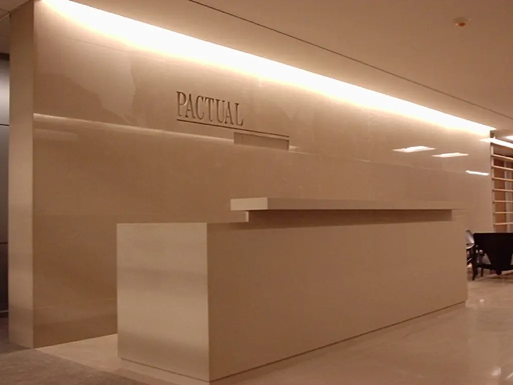 pactual-piso-parede-logo-baixo-relevo-balcao-quartzo-classic-beige-diamond-di-marmore-copiar