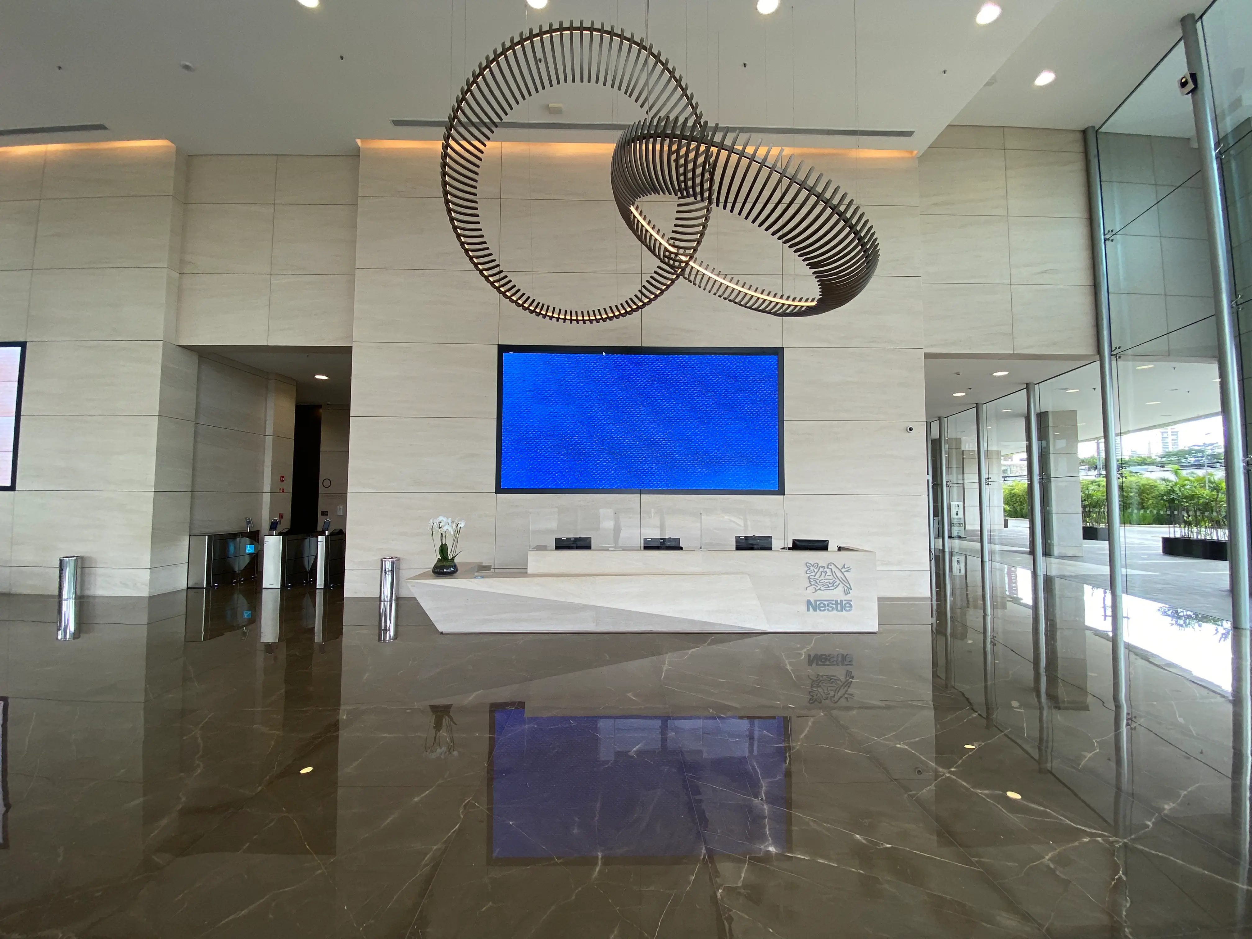 sao-paulo-corporate-towers-athie-wohnrath-nestle-2-piso-marmore-bronze-armani-parede-limestone-crema-moca-fino-di-marmore-copiar - Copia
