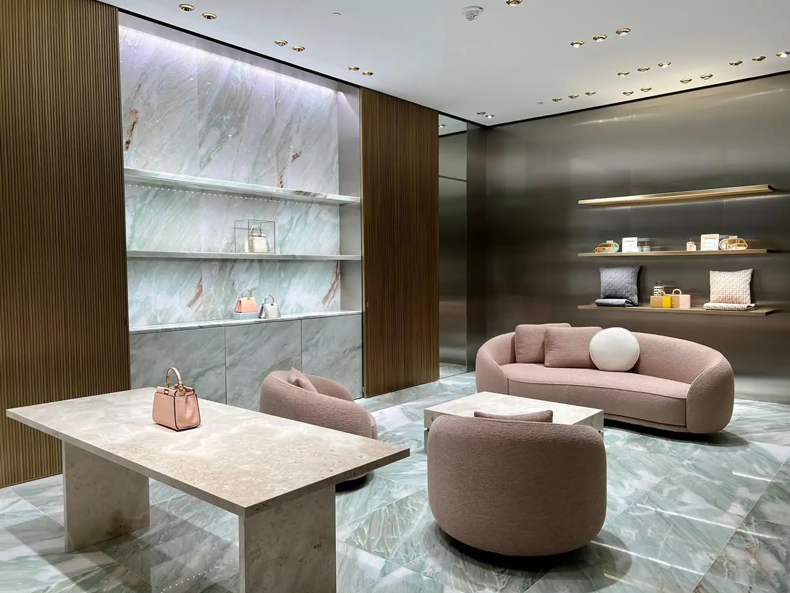 fenix-industria-fendi-usa-7-piso-parede-prateleiras-tampos-balcao-marmore-verde-alexandrite-mesa-travertino-cross-cut-di-marmore-copiar