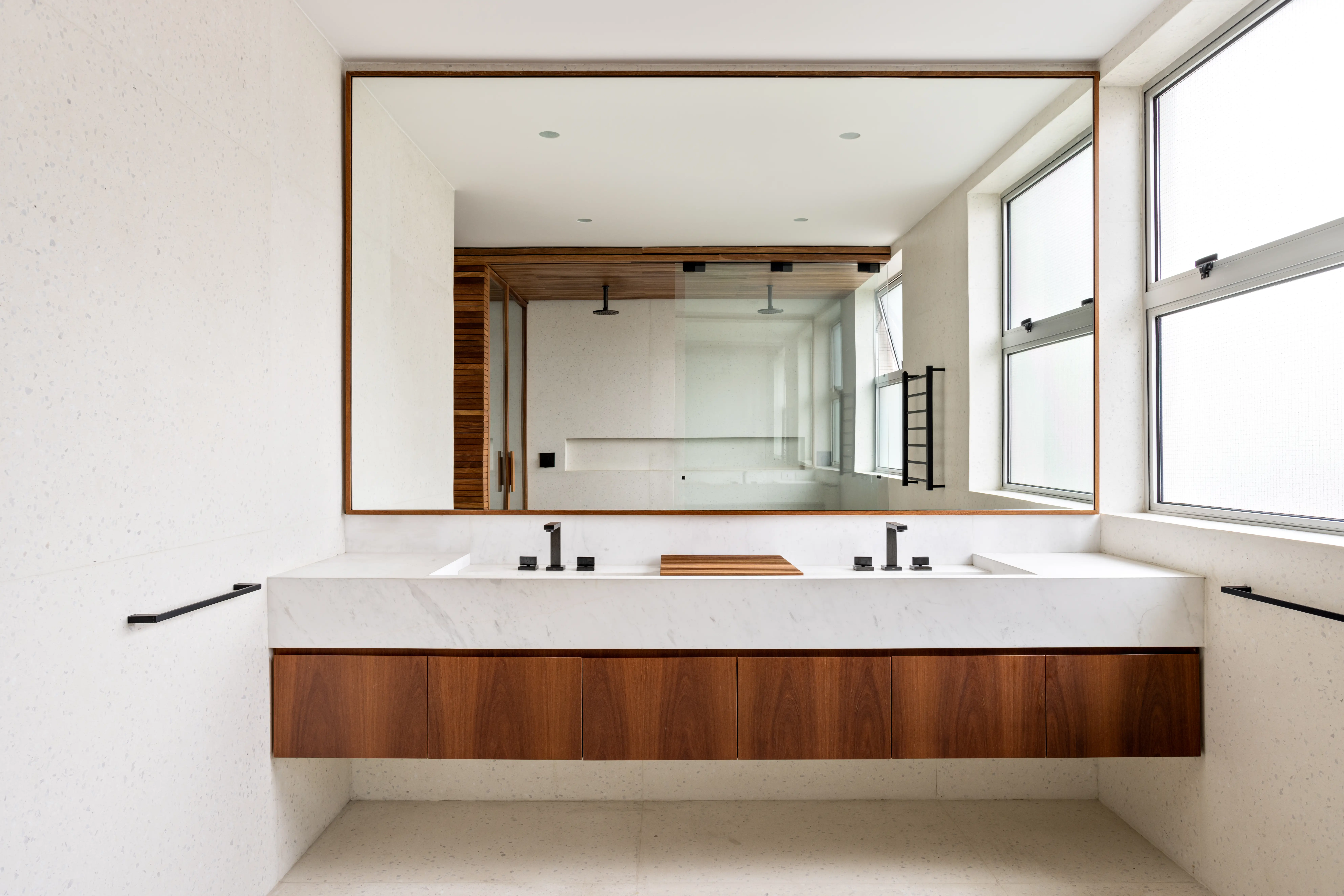 fgmf-arquitetura-rmr-engenharia-vilaboim-piso-parede-quartzo-super-branco-lavatorio-cuba-montada-marmore-branco-pigues-levigado-di-marmore-copiar
