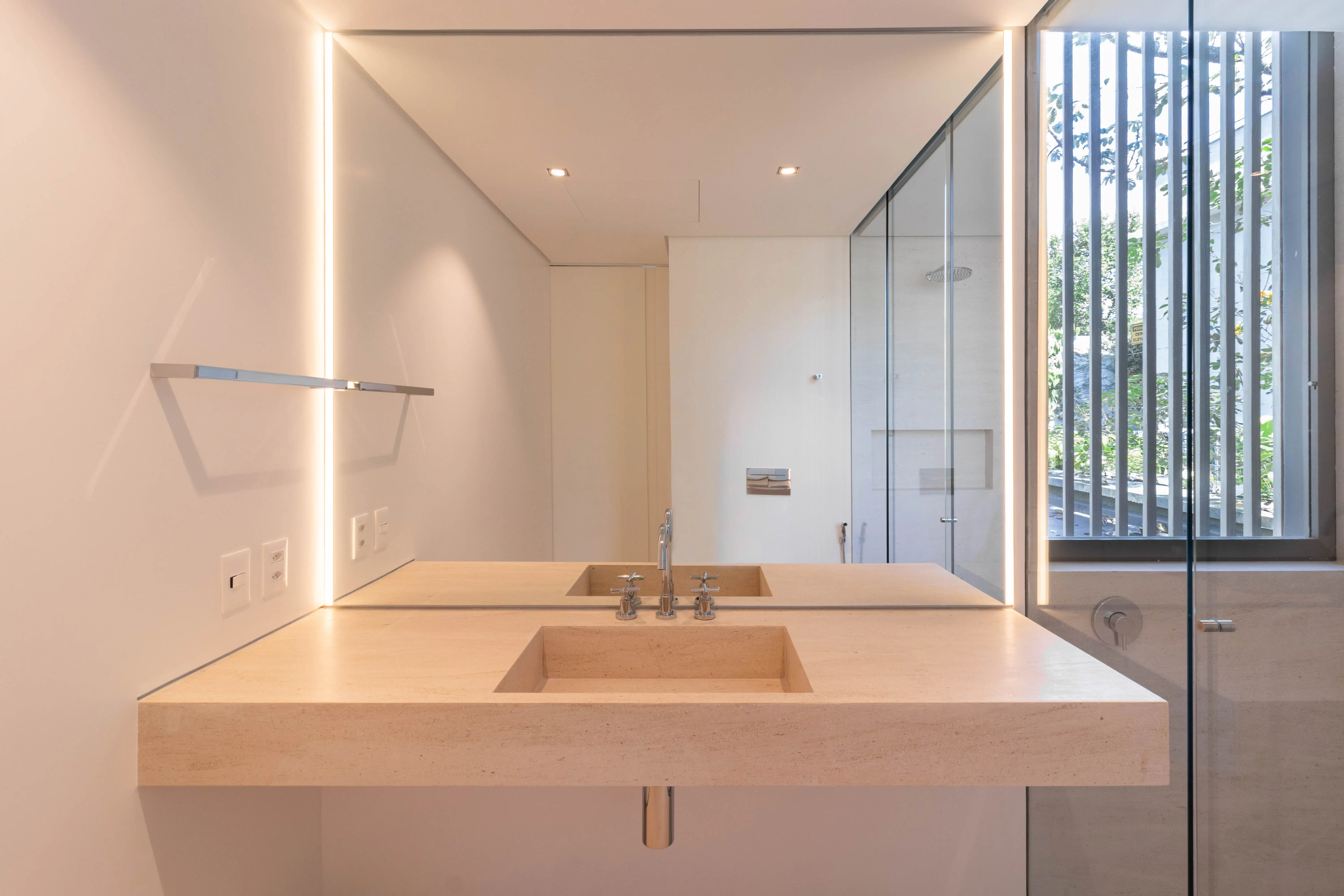 jacobsen-arquitetura-schwarts-engenharia-rua-espanha-lavabo-lavatorio-cuba-montada-limestoone-moont-dore-levigado-di-marmore--copiar
